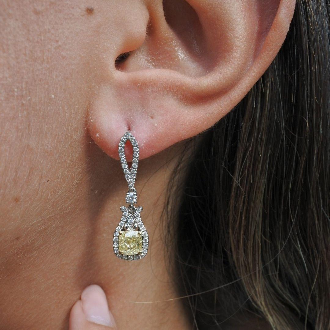 Art déco Boucles d'oreilles en or blanc avec diamants jaunes et blancs de fantaisie naturels de 2,57 carats certifiés IGI en vente