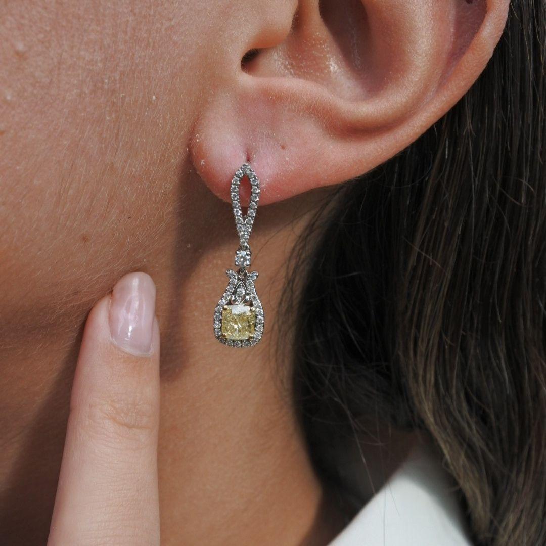 Taille coussin Boucles d'oreilles en or blanc avec diamants jaunes et blancs de fantaisie naturels de 2,57 carats certifiés IGI en vente