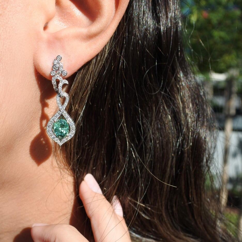 4.70 Carat Emerald and Diamonds Royalty Earrings 18 Karat Gold - Shlomit Rogel In New Condition In Ramatgan, IL