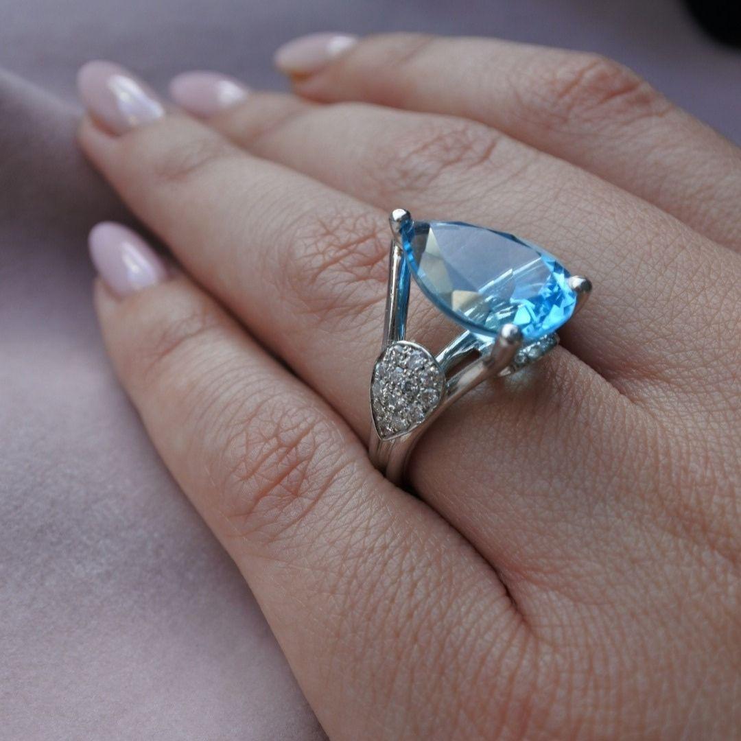 Blue Topaz and Diamonds Ring in 14 Karat White Gold Unique Gift - Shlomit Rogel

We are pretty sure we have found the right one for you. Constructed from 14 karat white gold and adorned with precious blue topaz and real diamonds. This one of a kind
