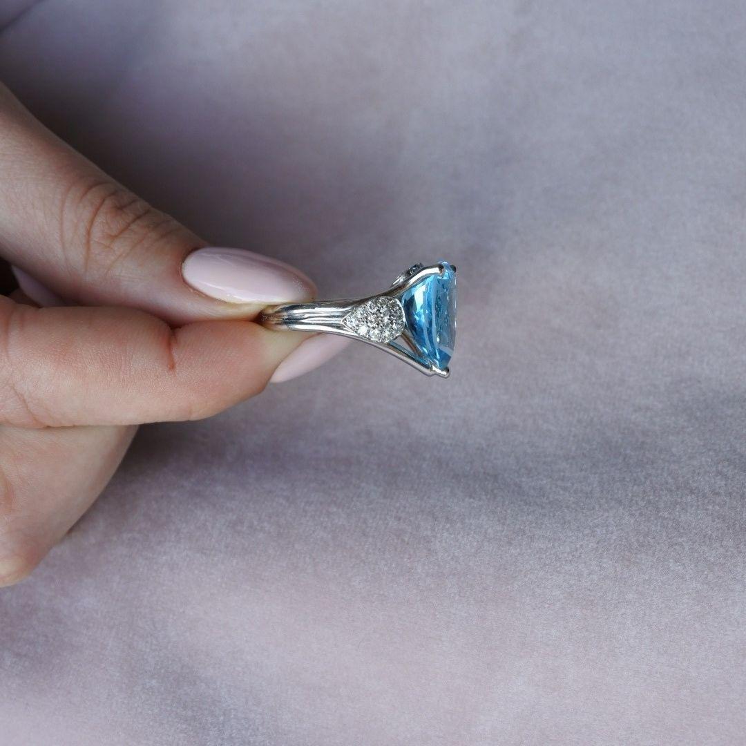 8.00 Carat Blue Topaz and Diamonds Ring in 14 Karat White Gold - Shlomit Rogel In New Condition For Sale In Ramatgan, IL