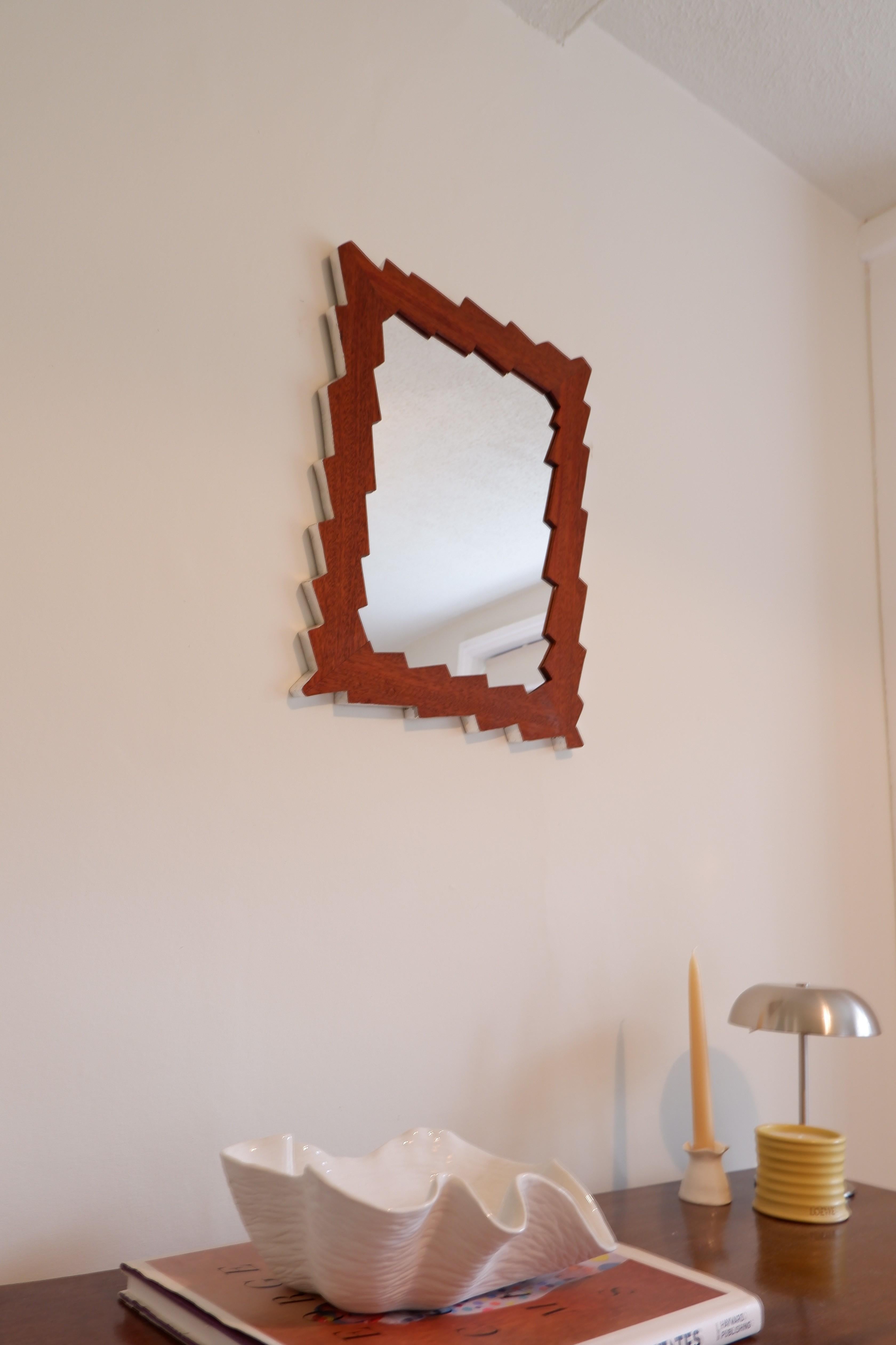 Intagliato a mano Specchio Shocking, legno Sapele scuro con doratura in alluminio. Studio Josh Page in vendita