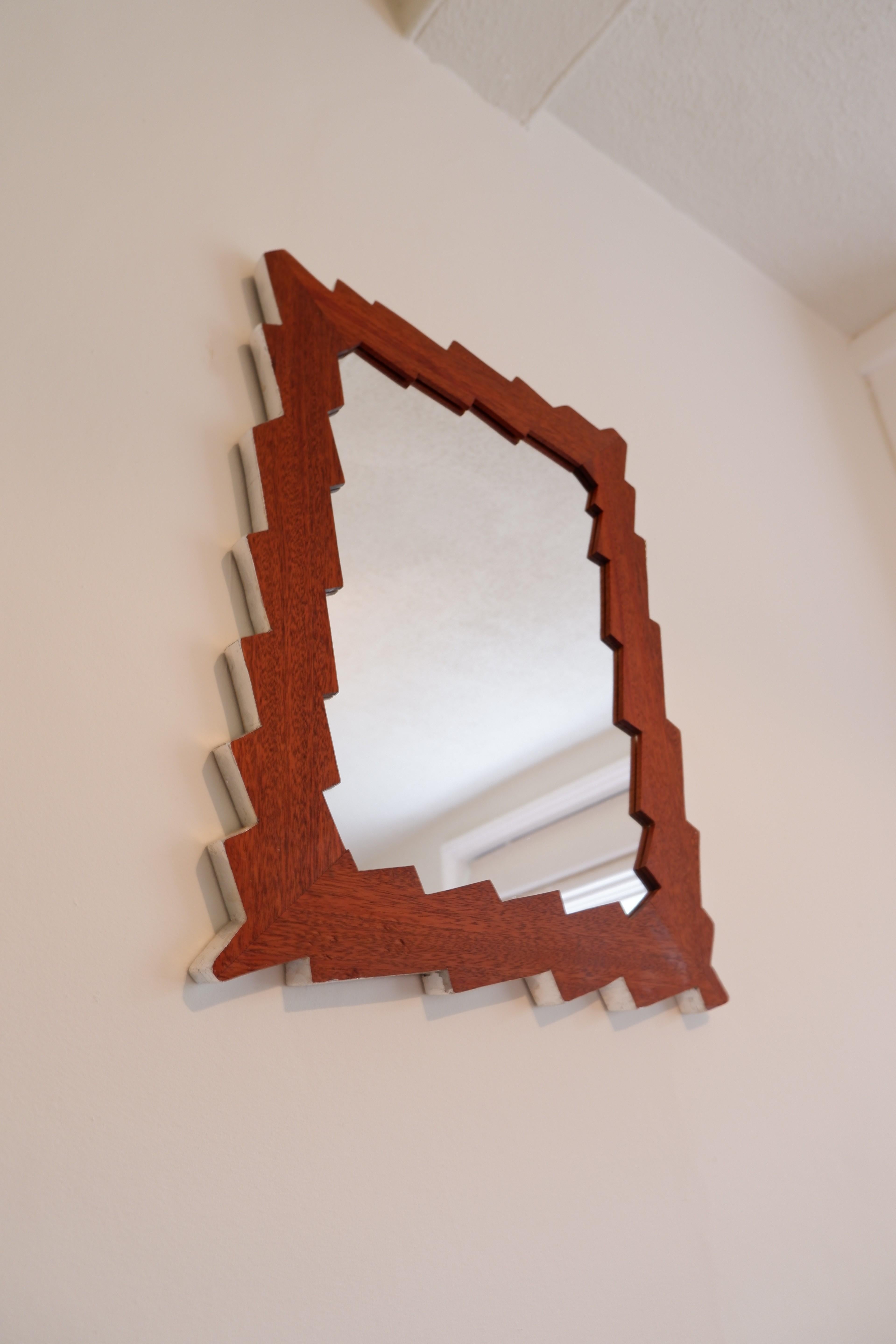 Specchio Shocking, legno Sapele scuro con doratura in alluminio. Studio Josh Page In condizioni Nuovo in vendita a Cranbrook, GB