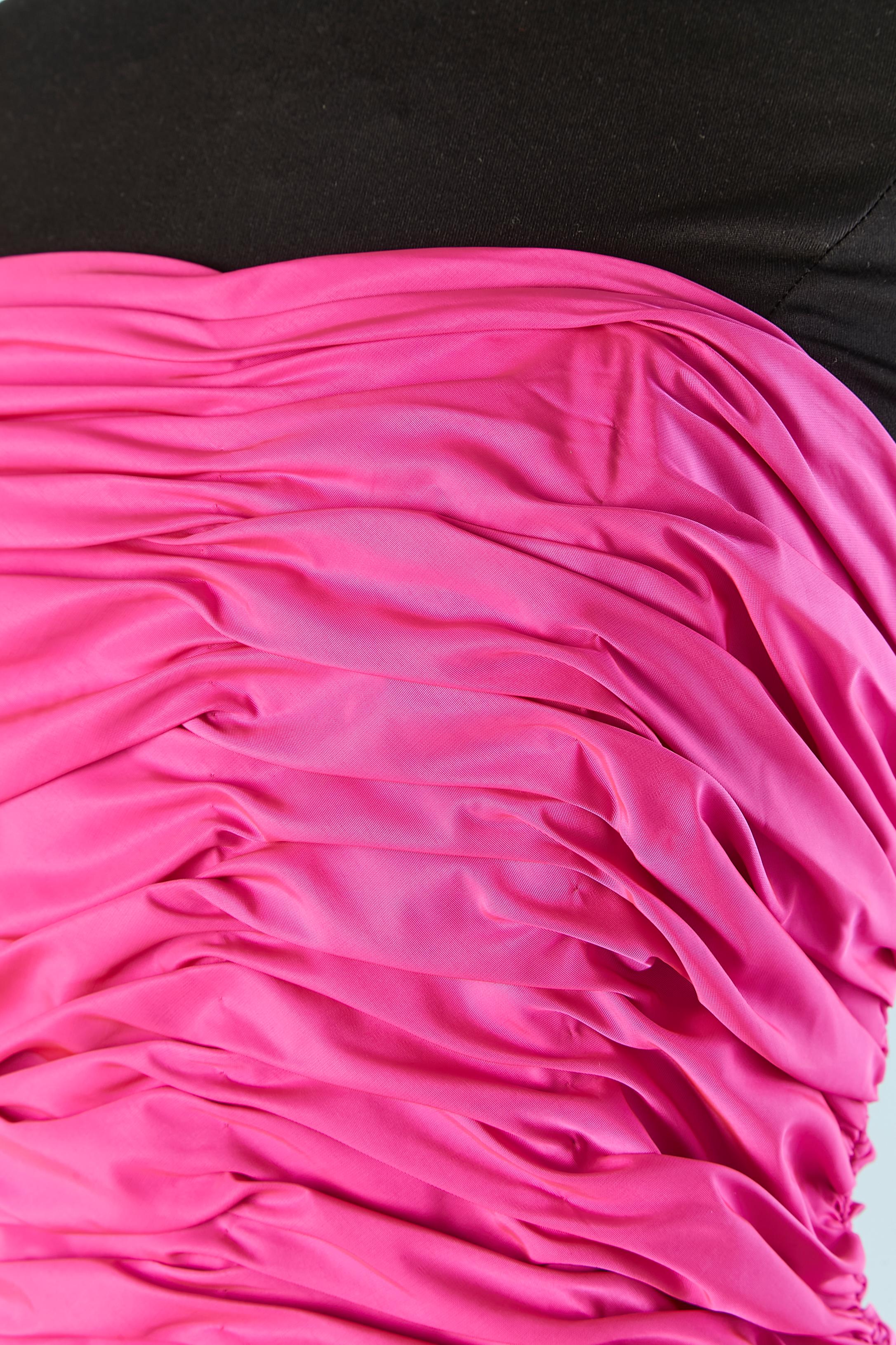 Shocking pink bustier evening dress.
Fabric composition: 52% nylon, 48% polyester.
Draped on the bust. Boned. Zip, hook&eye and snap in the middle back. Drag on the back and ruffles on the hips with pink tulle underneath.
Size S/M 