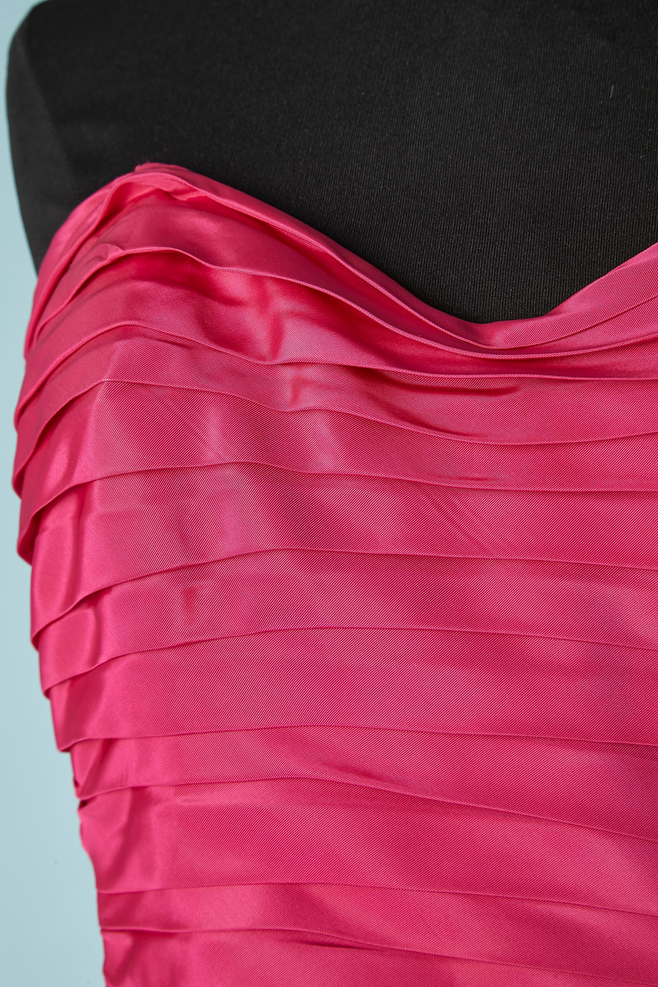 Shocking pink draped cocktail dress with ruffles. Main fabric and lining composition: acétate.
Zip in the middle back. Boned on the side. Bra inside the bustier. 
SIZE M