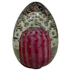 Fermacarte rosa shocking in vetro artistico con uovo a bolla controllata stile Tapio Wirkkala