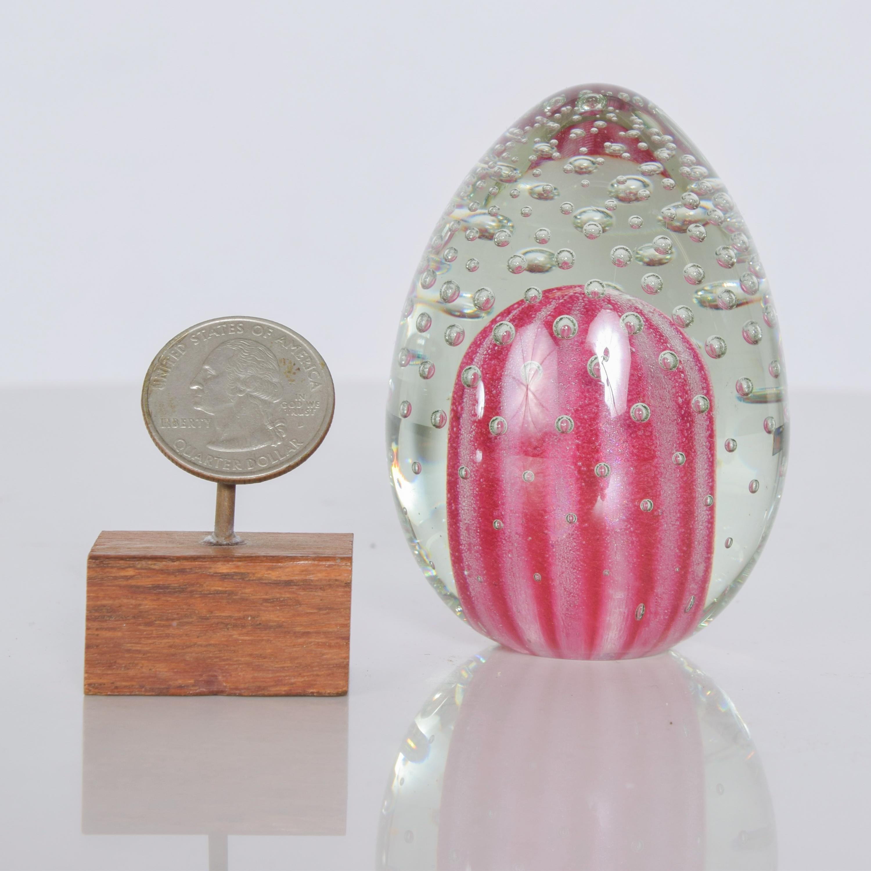 Shocking pink paperweight Tapio Wirkkala style controlled bubble art glass decorative egg design signed 1990
Unable to read signature
Attributed to the design style of Tapio Wirkkala Scandinavian Glass. Similar to Iittala glass and finnish