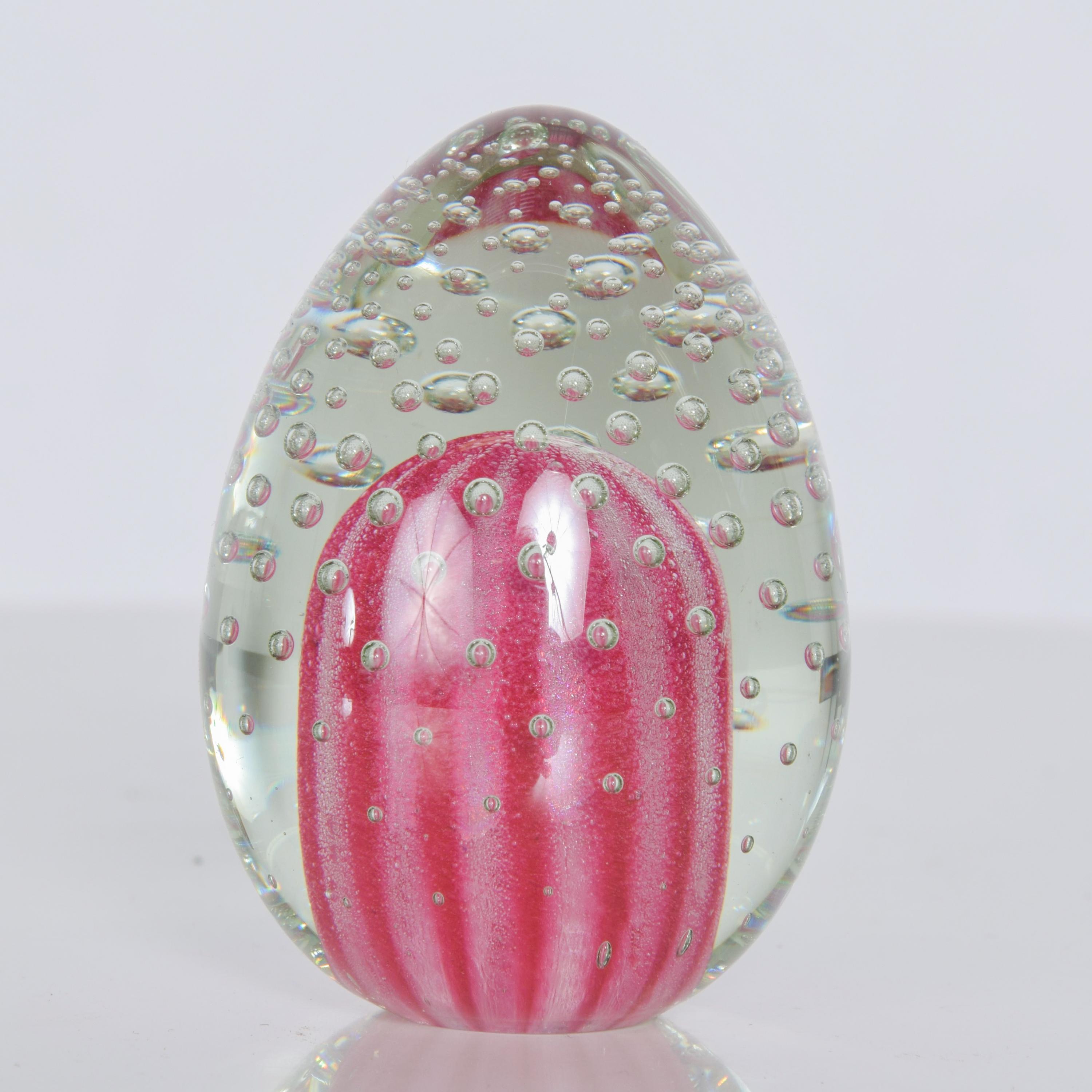 Shocking Pink Paperweight Art Glass Egg Controlled Bubble Tapio Wirkkala Style In Good Condition For Sale In Chula Vista, CA