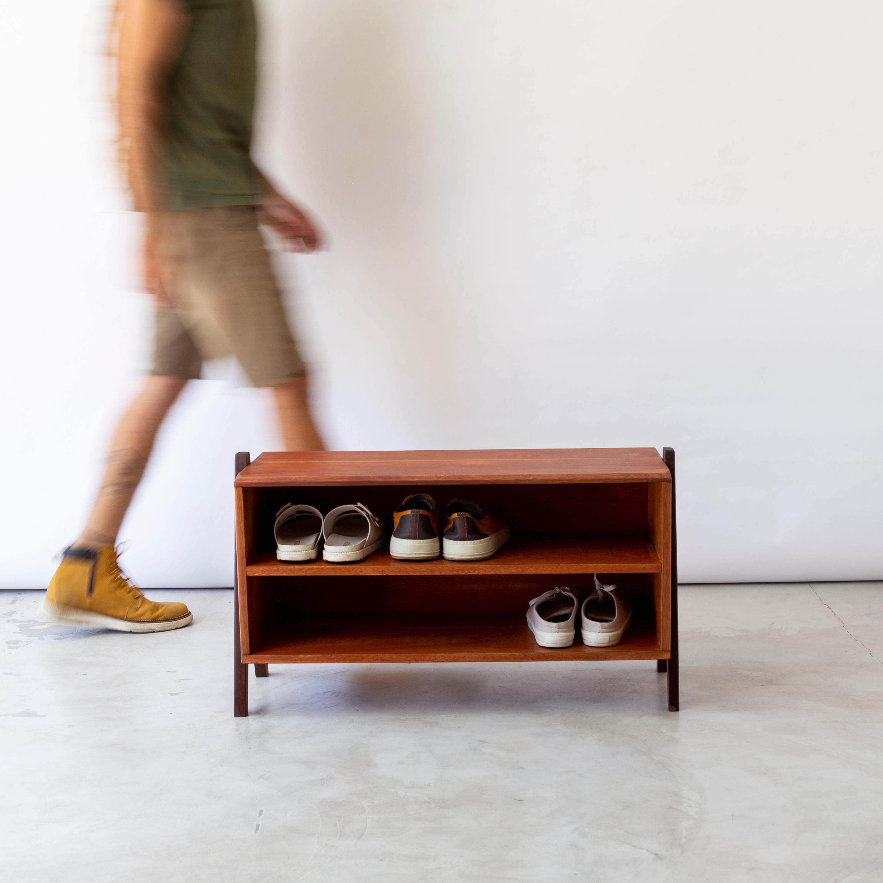 The Amelie shoe cabinet is perfect for decorating your home in a multifunctional way. Your shoes will be organized. In addition, the piece can be used as a bench or support for objects, as its height and resistance were designed for this.

Made