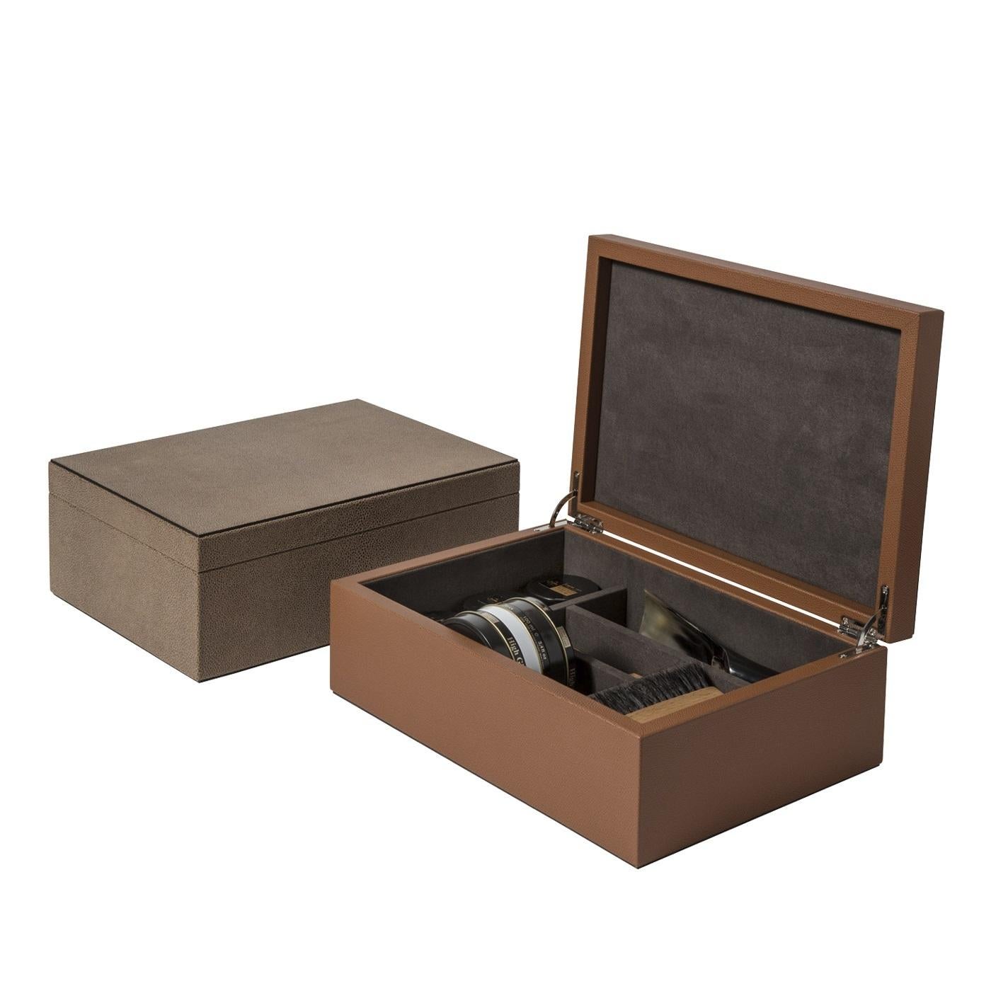 This elegant and functional box is equipped with all the necessary items to care for shoes: a shoehorn with a handmade Horn handle, two brushes, two small brushes for polishing, three jars with shoe conditioners, and three boxes with shoe polish.