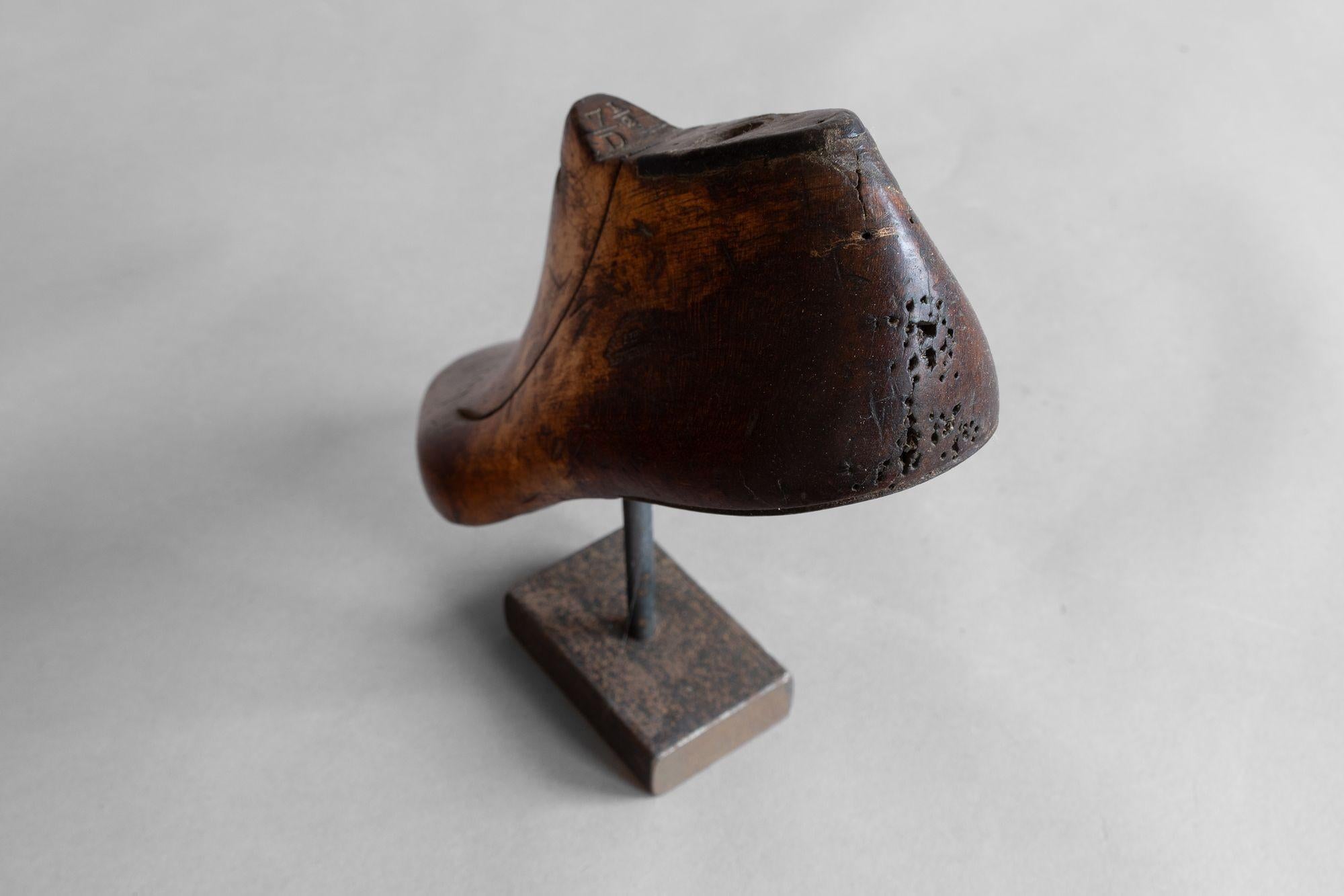 Shoe lasts on custom steel stands. Polished. Sold individually. 70 Available.
U.K circa 1900.
H 22cm x W 23cm x D 9cm
Please be in touch for an accurate shipping quote.