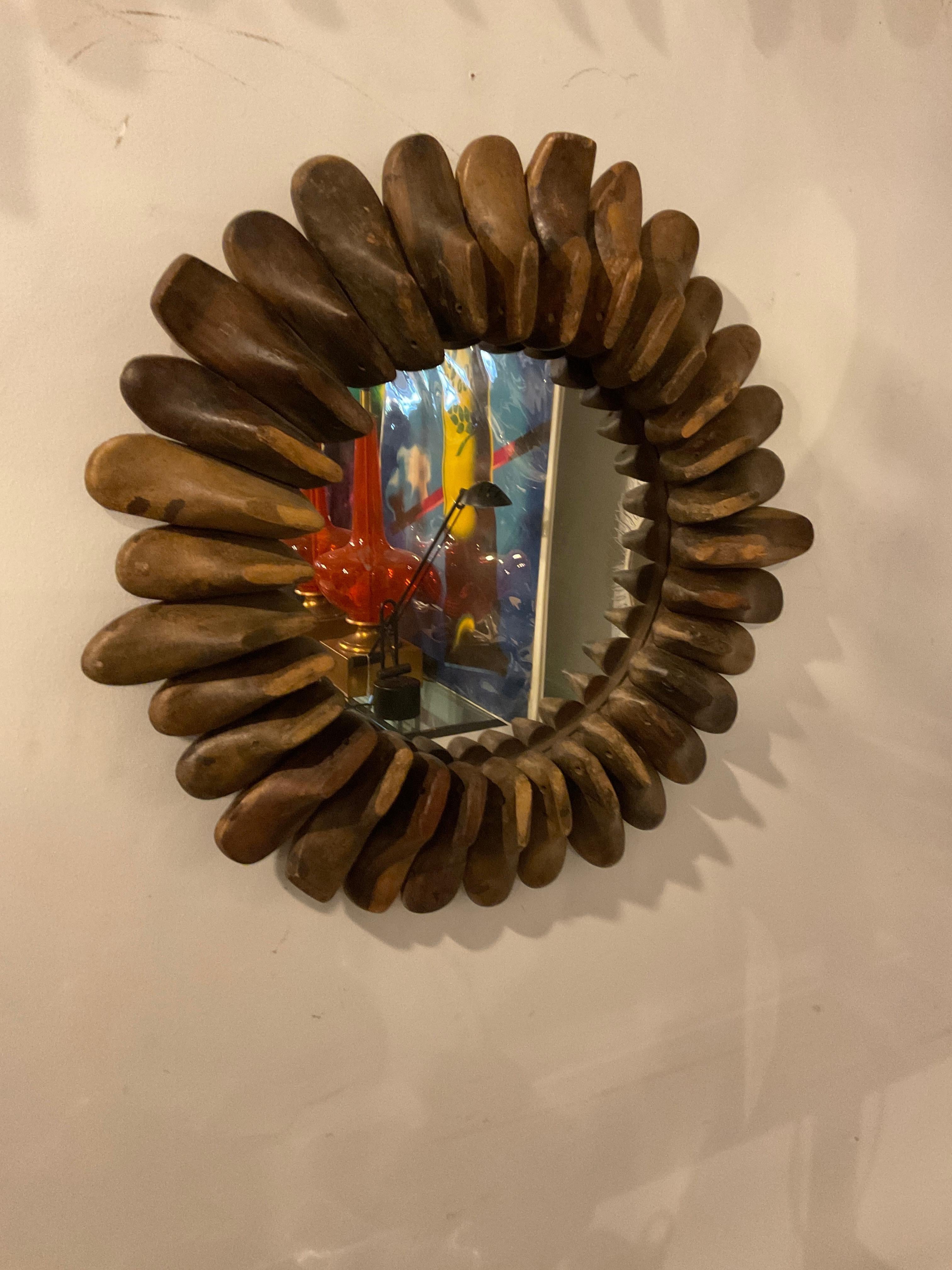 Shoe Mold Sunburst Mirror In Good Condition For Sale In Tarrytown, NY
