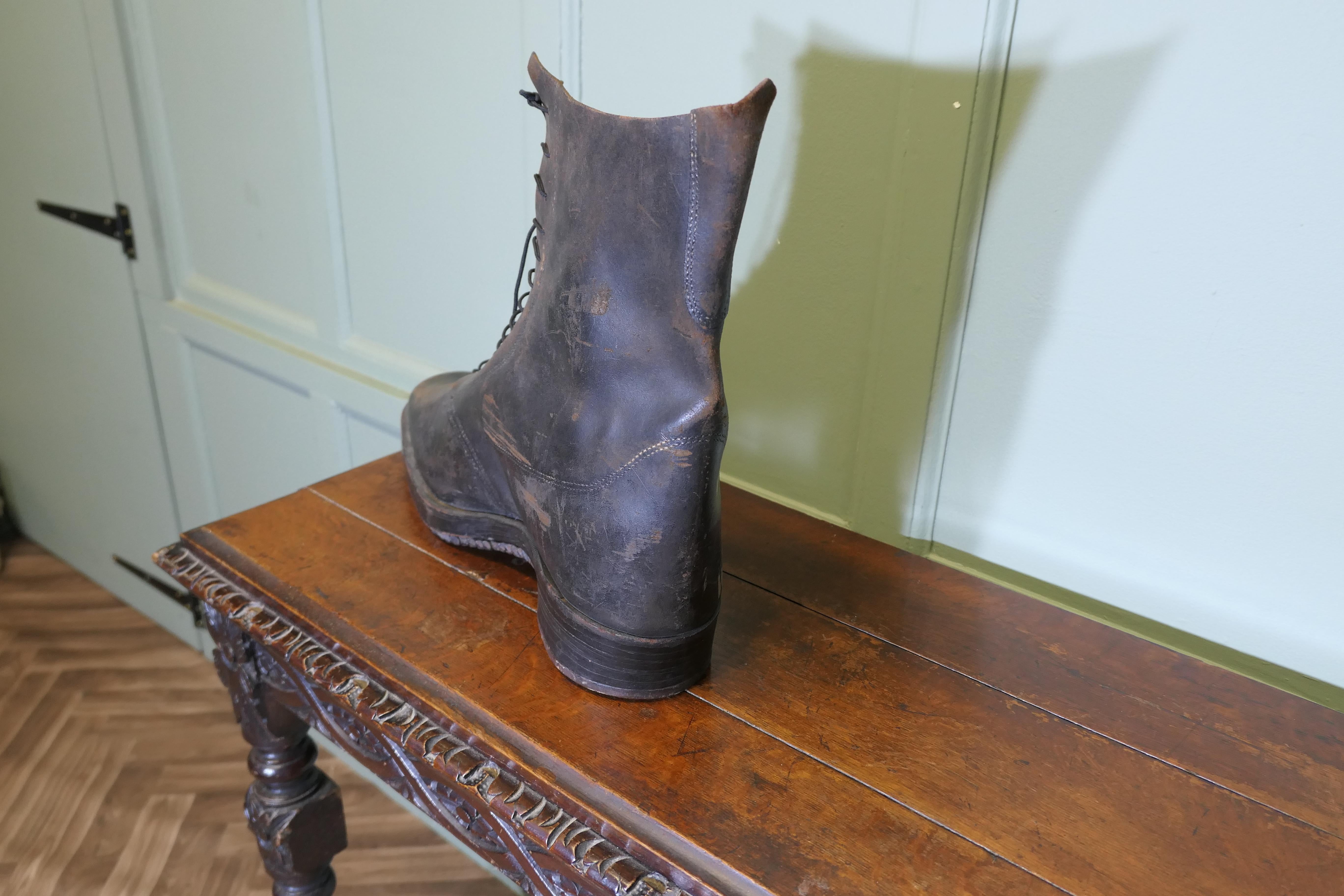Début du 20ème siècle Shoe Shop or Cobblers Trade Sign, Leather Hob Nail Boot en vente