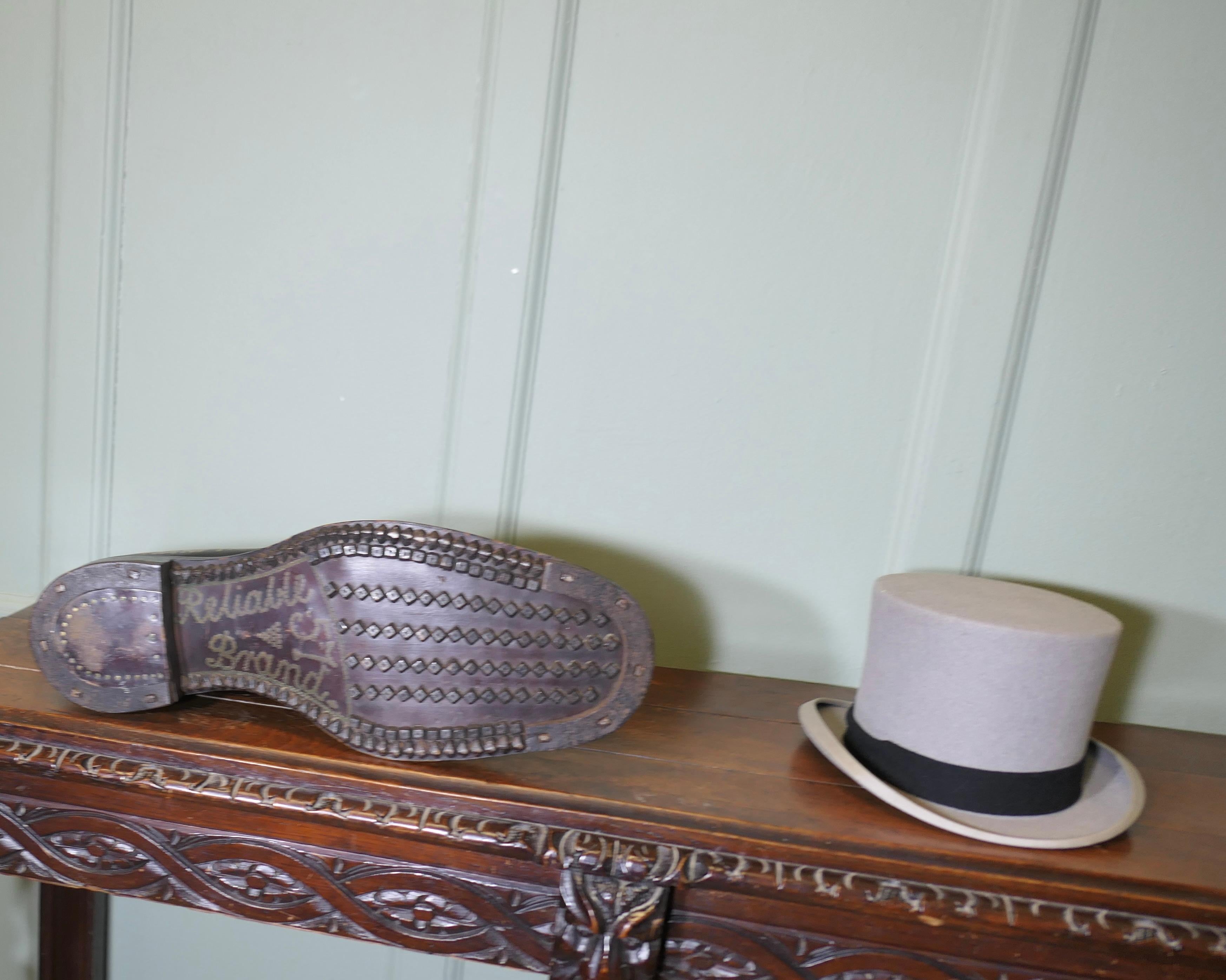 Shoe Shop or Cobblers Trade Sign, Leather Hob Nail Boot en vente 2