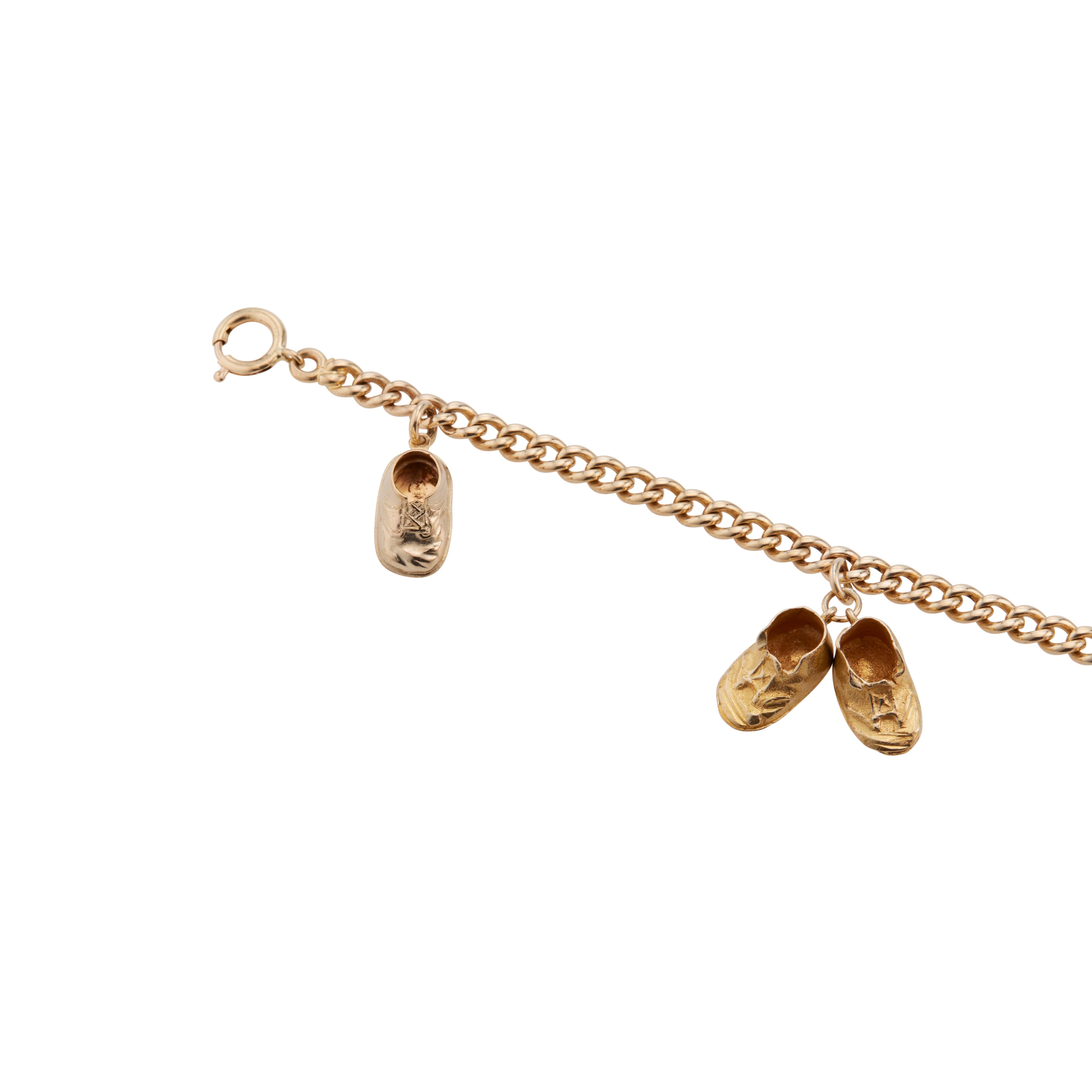 Bracelet bébé en or jaune à breloques en forme de chaussures avec thème 3D en vente 1