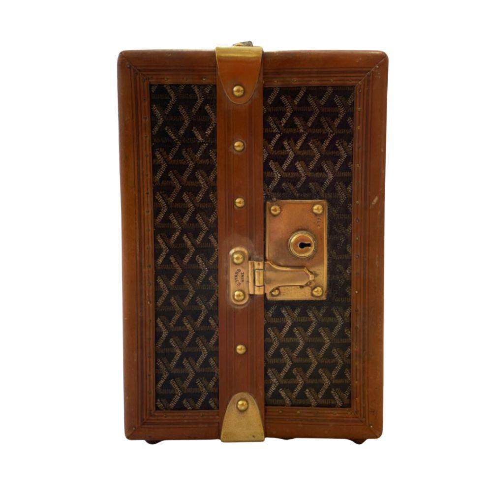 Maison Goyard 
 Toile Goyardine et bords lozinés. Fermeture en laiton doré. Poignée en cuir.
 Goyardine canvas and lozined edges. Gilt brass closure. Leather handle. 
30 x 54 x 20 cm 

compartmentalized interior for three pairs of felt shoes. 