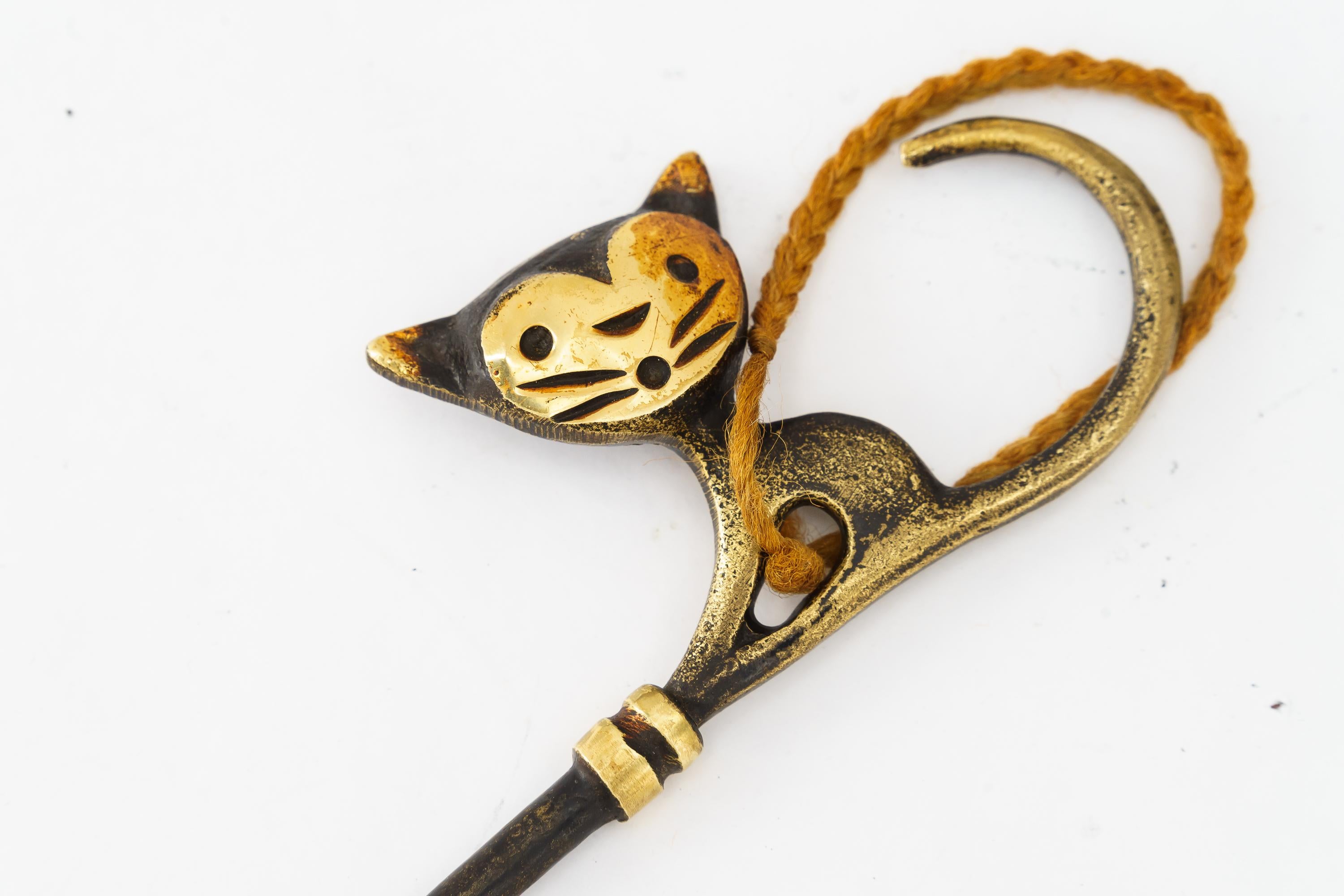 Shoehorn Shows a cat by Walter Bosse around 1950s
Original condition.
