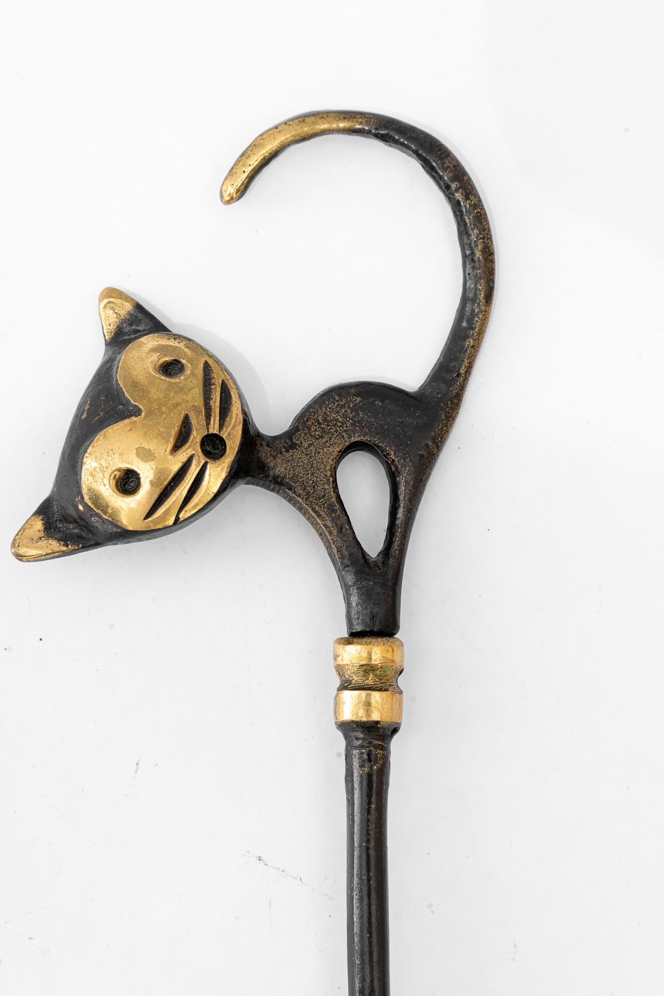 Austriaco Shoehorn Shows a Cat by Walter Bosse Around, 1950s in vendita