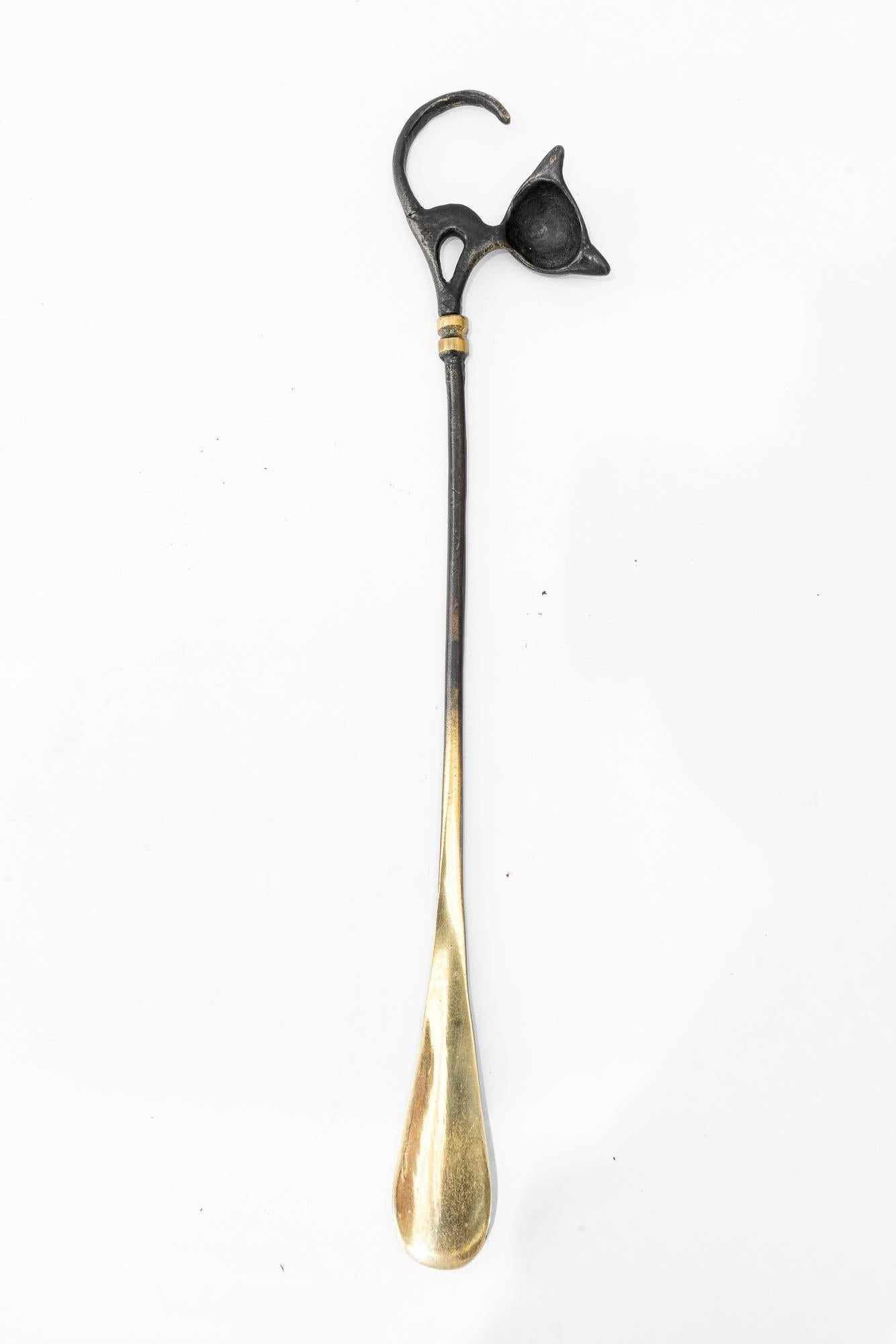 Metà XX secolo Shoehorn Shows a Cat by Walter Bosse Around, 1950s in vendita