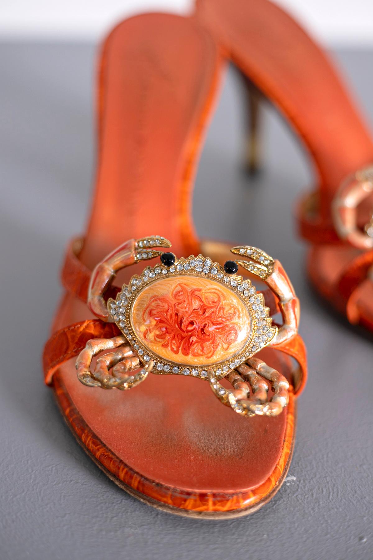Ces sandales orange du designer Giuseppe Zanotti remontent à l'une des premières collections du début des années 90:: lorsqu'il a repris la fabrique de chaussures 