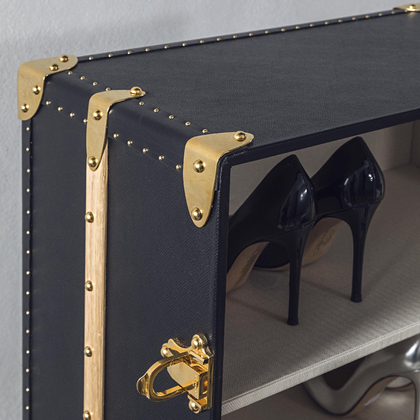 This stunning shoe trunk is the perfect way to transport and store shoes and protecting them, while also adding a unique mix of old-fashioned charm and modern allure. With four shelves on each side, this sophisticated trunk offers plenty of space