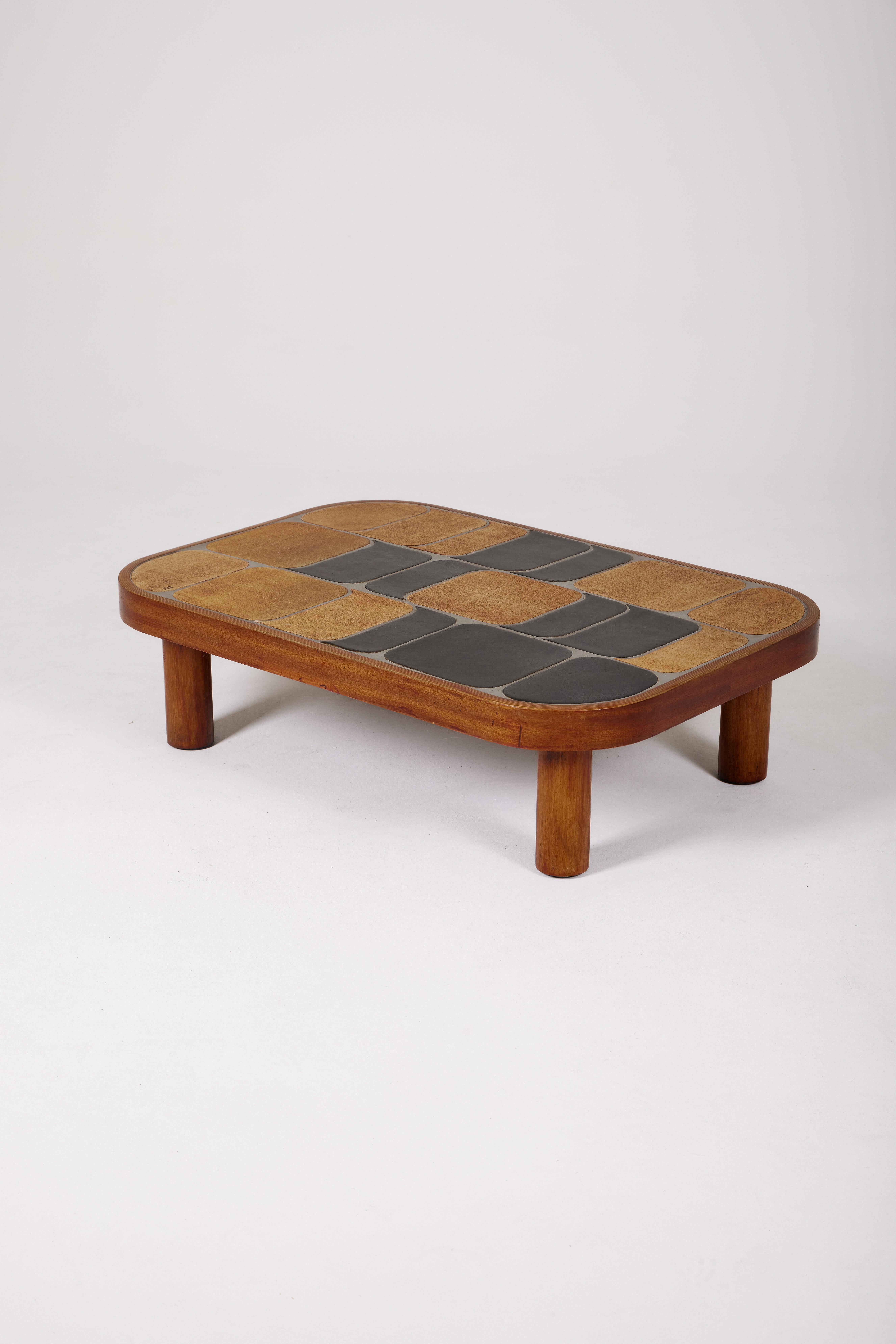 Ceramic coffee table often referred to as the Shogun model, but actually the Sou Chong model designed by Roger Capron in the 1970s. The structure is made of stained beechwood, and the tabletop features geometric patterns in ceramic.
LP1121