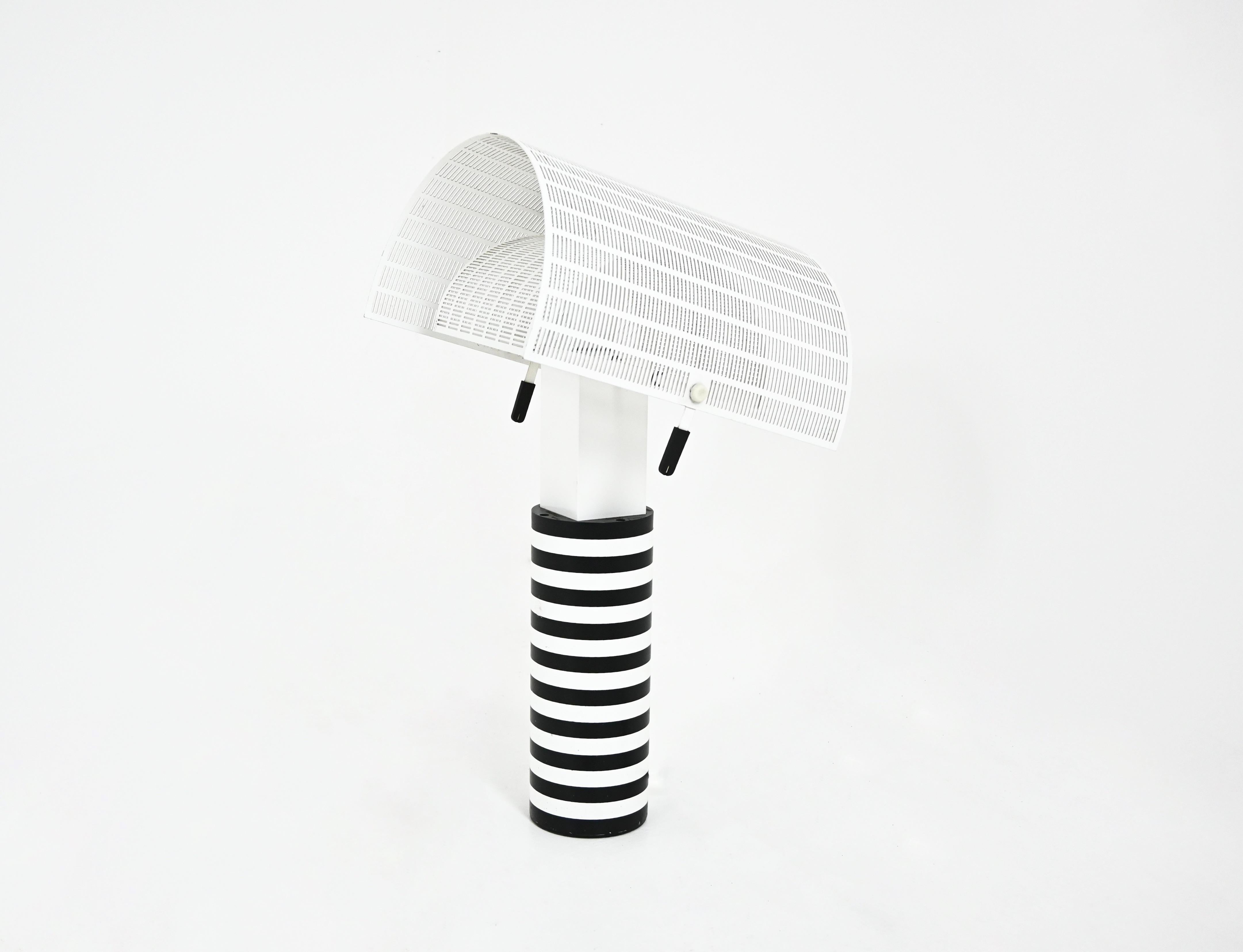 Lampe de table noire et blanche en métal et plastique conçue par Mario Botta, modèle Shogun. Estampillé Artemide, Mario Botta. Usure due au temps et à l'âge de la lampe.
POUR L'EXPÉDITION, NOUS CONSULTER POUR OBTENIR LE MEILLEUR PRIX

  