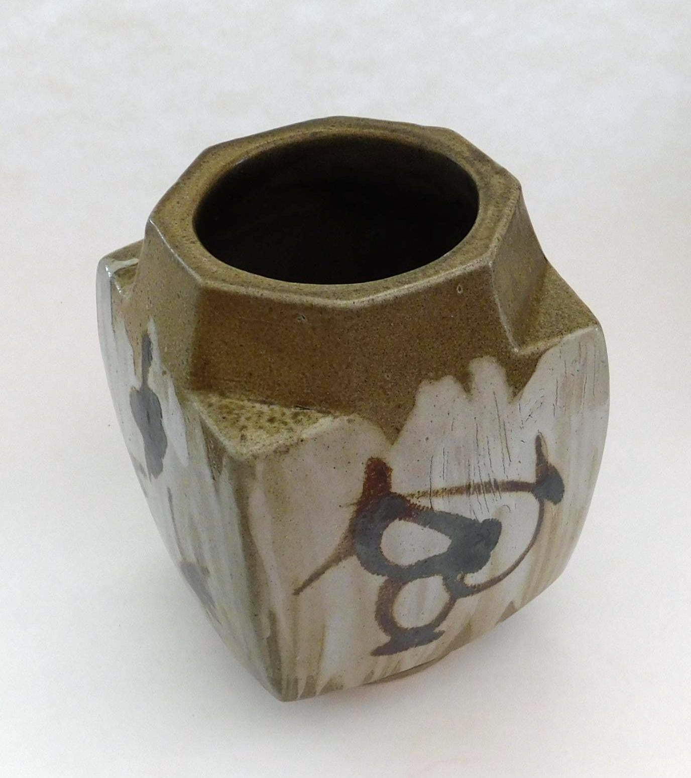 Eine exquisite, wunderschön gearbeitete hohe Mingei-Vase des japanischen Töpfermeisters Shoji Hamada.
Ein seltener Fund aufgrund seiner Größe und seines tadellosen Zustands. Maße: 8 ½