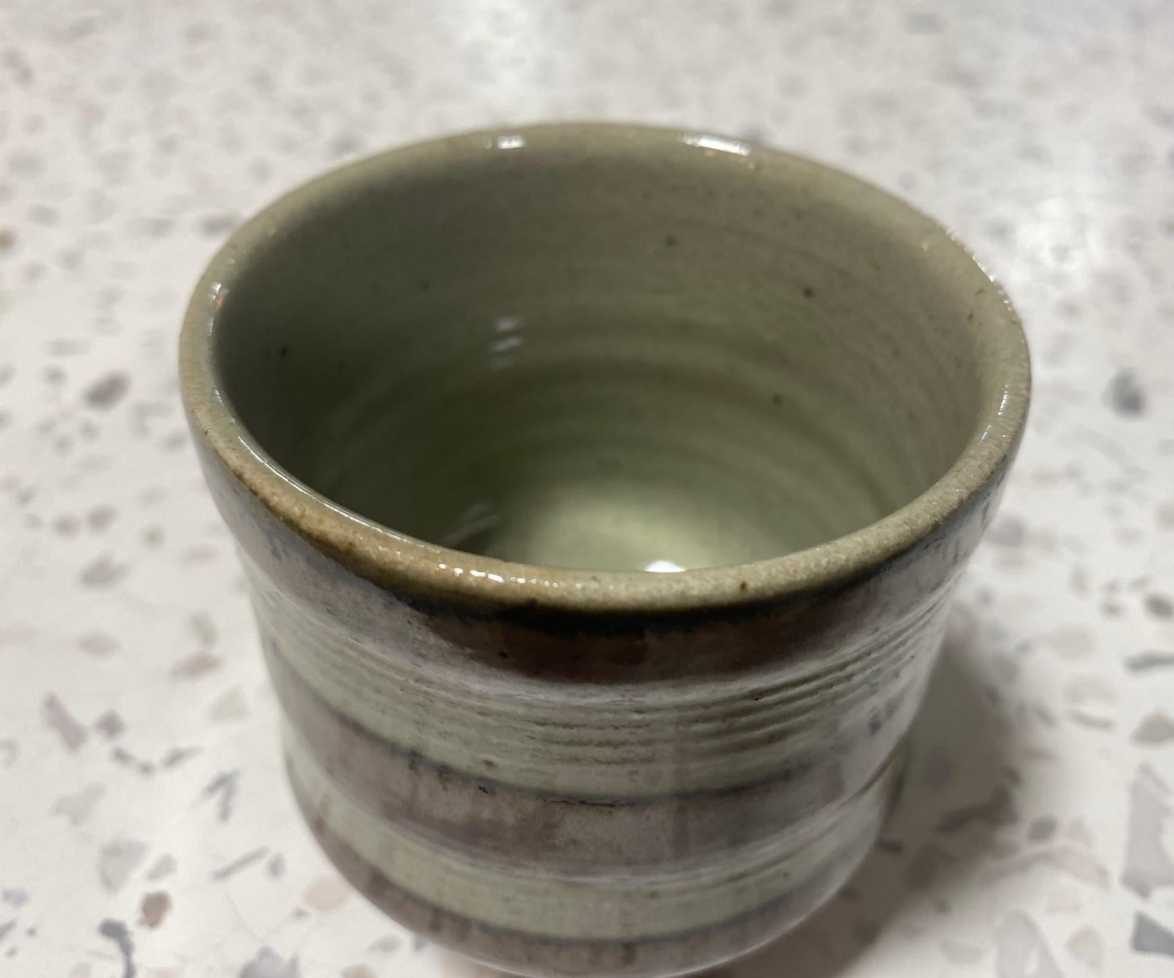 Shoji Hamada Mingei Kakiyu Kaki Glaze Japanese Pottery Yunomi Teacup Signed Box In Good Condition For Sale In Studio City, CA