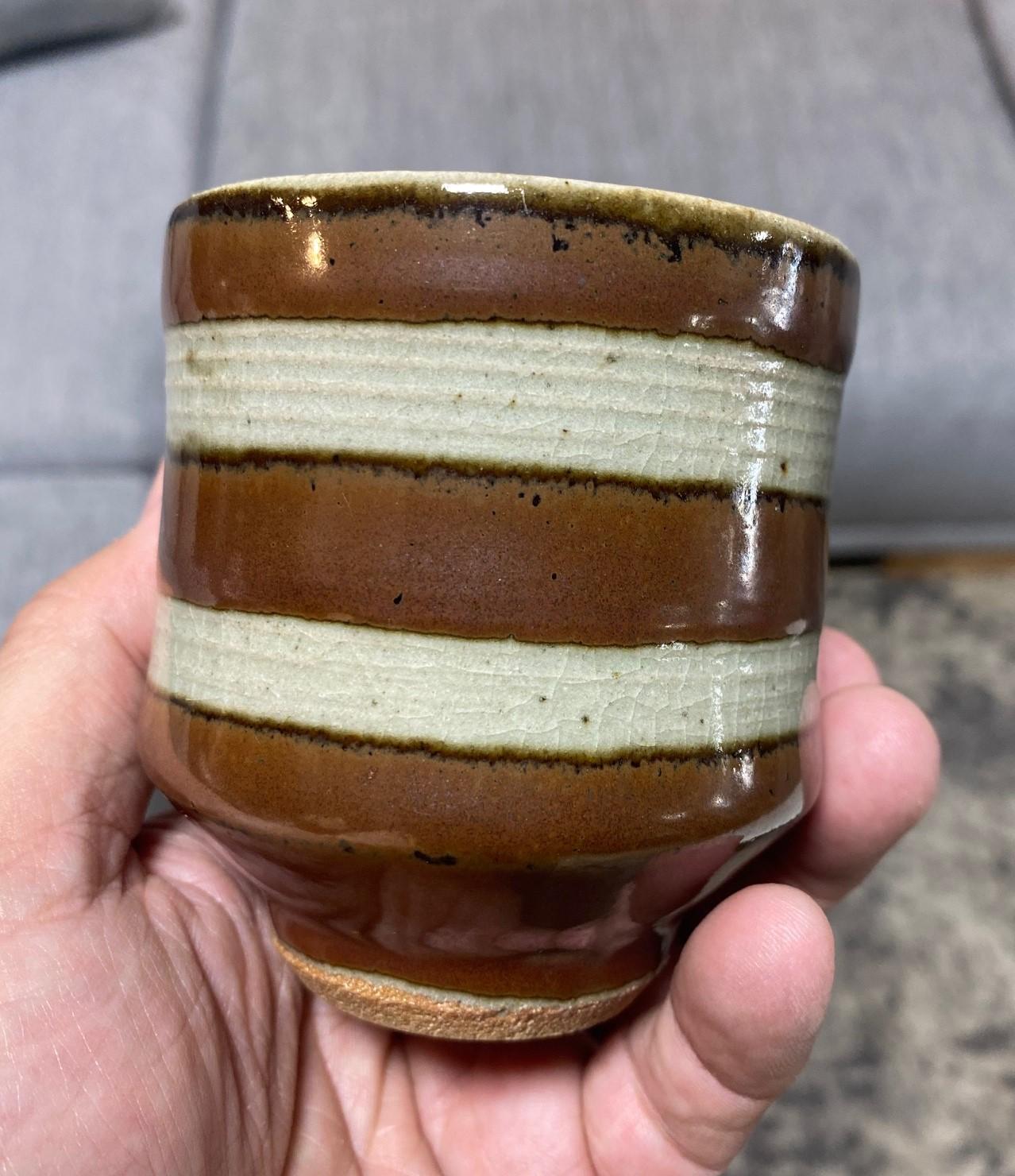 Boîte à thé Shoji Hamada Mingei Kakiyu en poterie japonaise à glaçure kaki signée en vente 1