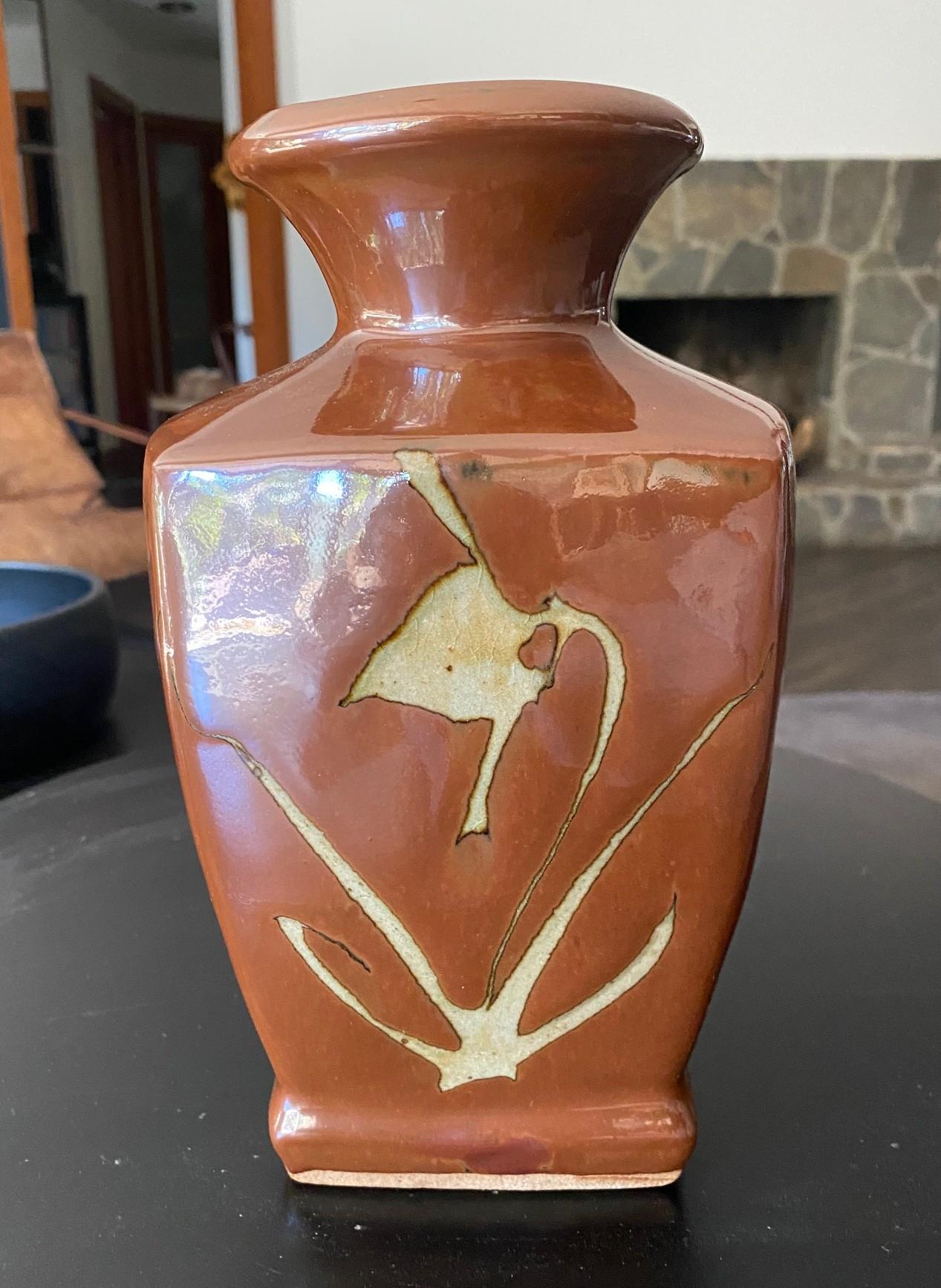 Un vase exquis, magnifiquement travaillé et somptueusement émaillé par le maître de la poterie japonaise Mingei Mashiko, Shoji Hamada, qui présente un bel exemple de sa très convoitée riche glaçure Kaki/persimmon avec un motif floral en forme de