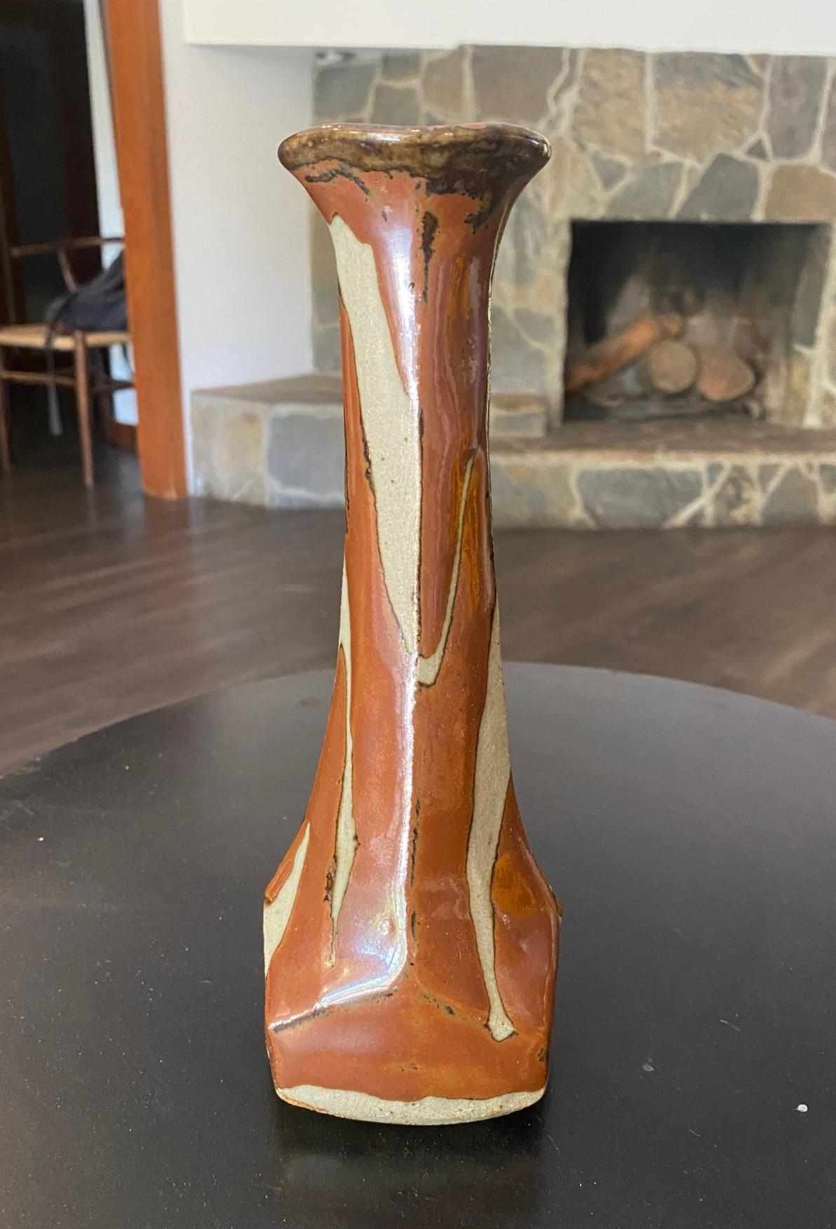 Un vase exquis, magnifiquement travaillé et somptueusement émaillé par le maître de la poterie japonaise Mingei Mashiko, Shoji Hamada, qui présente un bel exemple de sa très convoitée riche glaçure Kaki/persimmon. La boîte originale