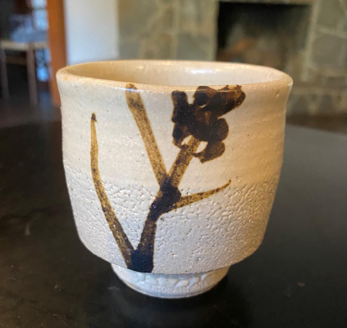 Una tazza da tè Yunomi di squisita fattura e dal design meraviglioso, realizzata dal maestro ceramista giapponese Shoji Hamada, con la sua ceramica in gres Mashiko smaltata a nuka e il suo motivo a bambù con paglia spezzata applicato e dipinto a