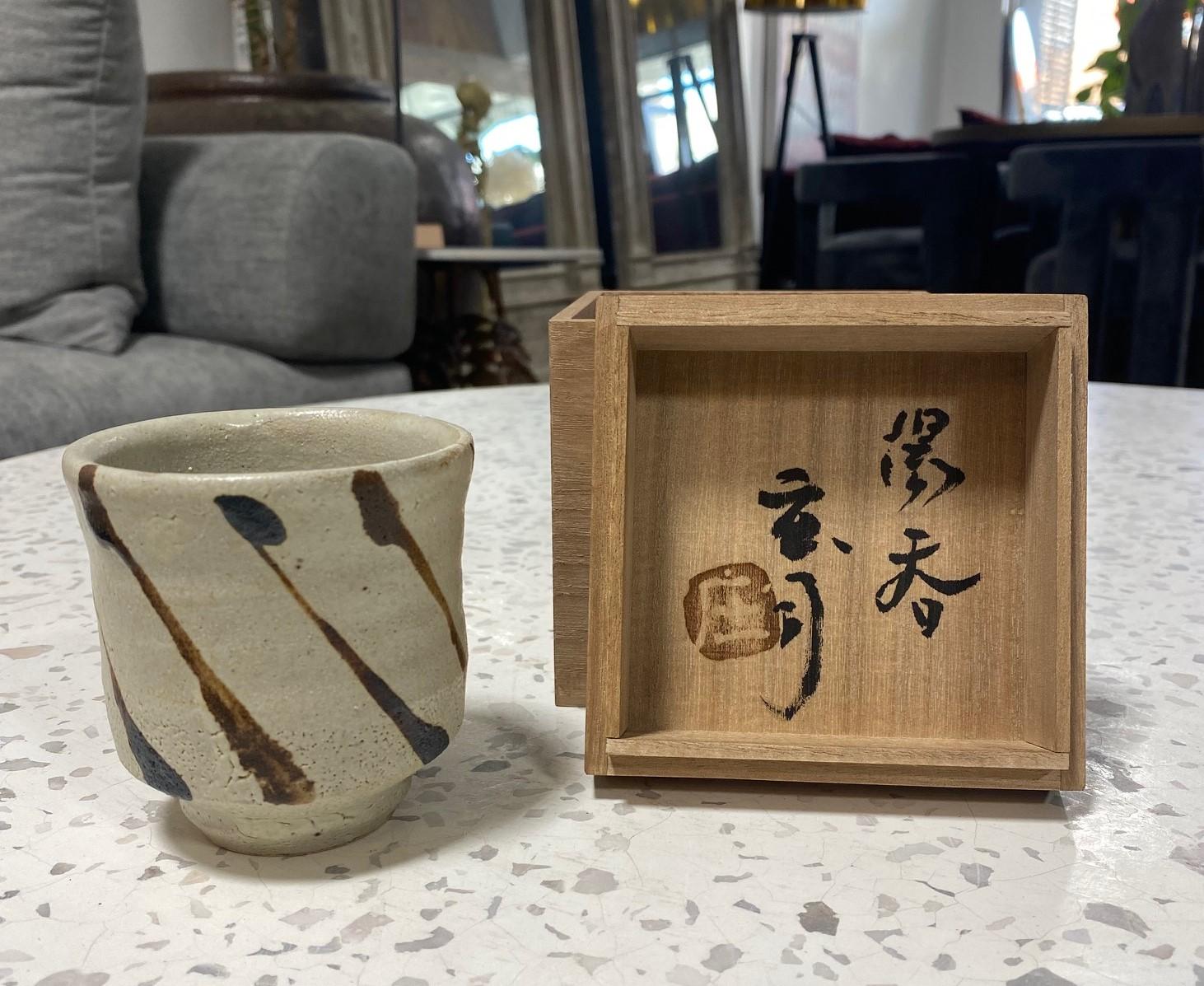 Tasse à thé Yunomi en poterie japonaise Mingei Nuka Glaze Shoji Hamada avec boîte signée en vente 12