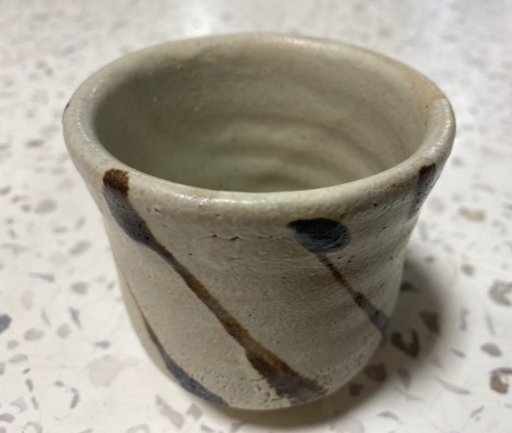 Vernissé Tasse à thé Yunomi en poterie japonaise Mingei Nuka Glaze Shoji Hamada avec boîte signée en vente