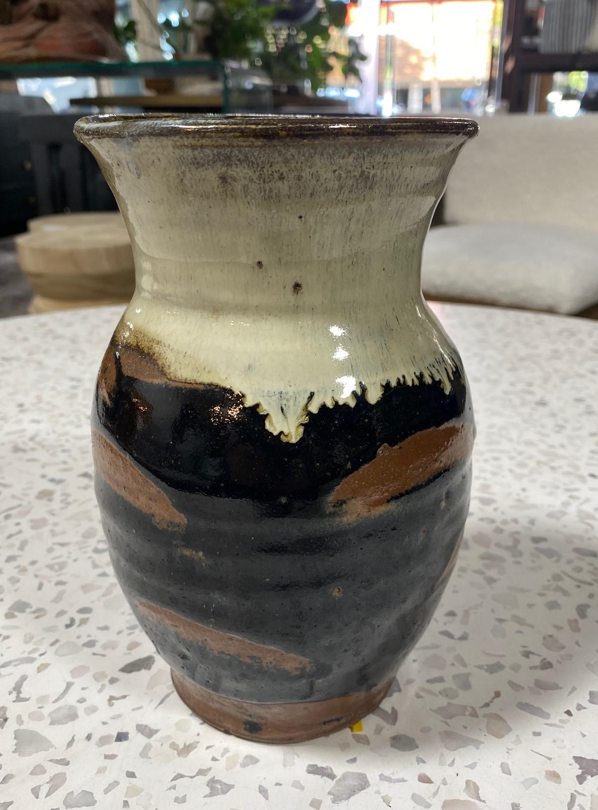 Eine exquisite, wunderschön gearbeitete Vase aus japanischer Mingei-Keramik des Töpfermeisters Shoji Hamada mit Hamadas berühmter, charakteristischer Tenmoku-Glasur mit Kaki-Fingerwischdekor und einer reichhaltigen, tropfenden Nuka-Glasur. Die