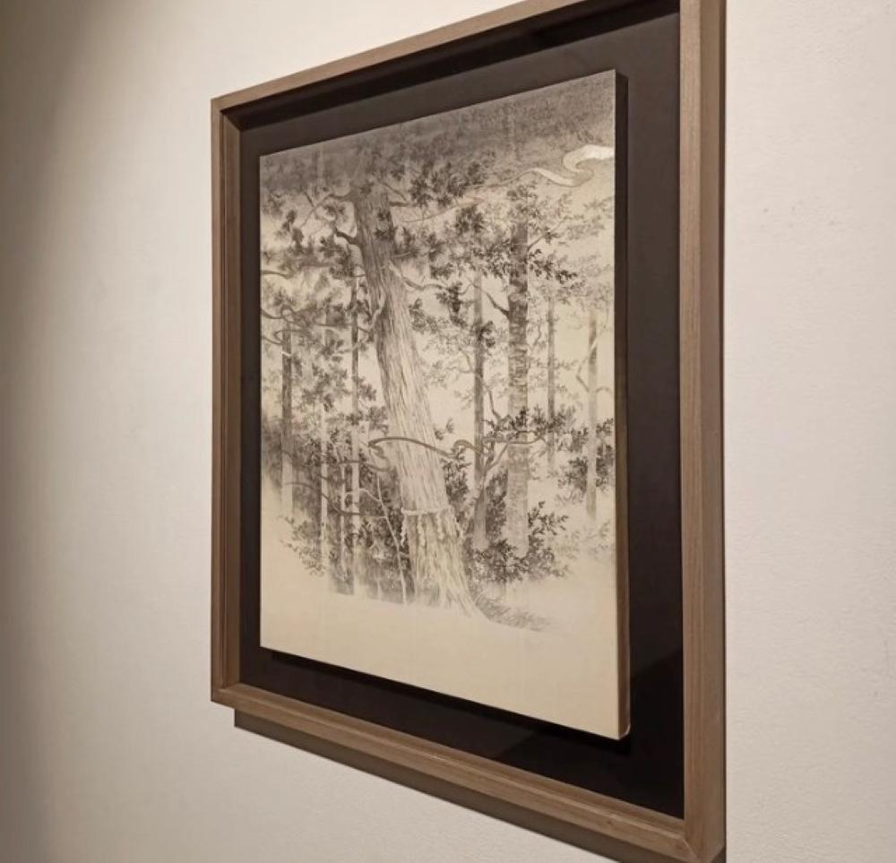 Gli alberi sacri (Himorogi) si trovano nei santuari shintoisti. Questi alberi secolari sono splendidi esemplari della forza e della longevità della natura e aggiungono un ulteriore livello di serenità ai loro santuari. L'albero sacro carica