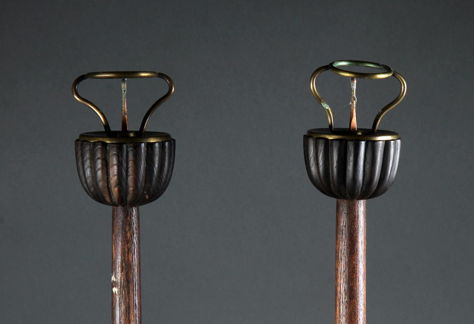 Ein Paar Shokudai-Kerzenhalter aus gebeiztem Holz aus der Meiji-Zeit (1868-1912) in Japan. Inklusive Originalverpackung wie abgebildet. 

Kerzenhalter H. 71 cm. 
Holzkiste H. 25 L. 74 T. 42 cm.
 