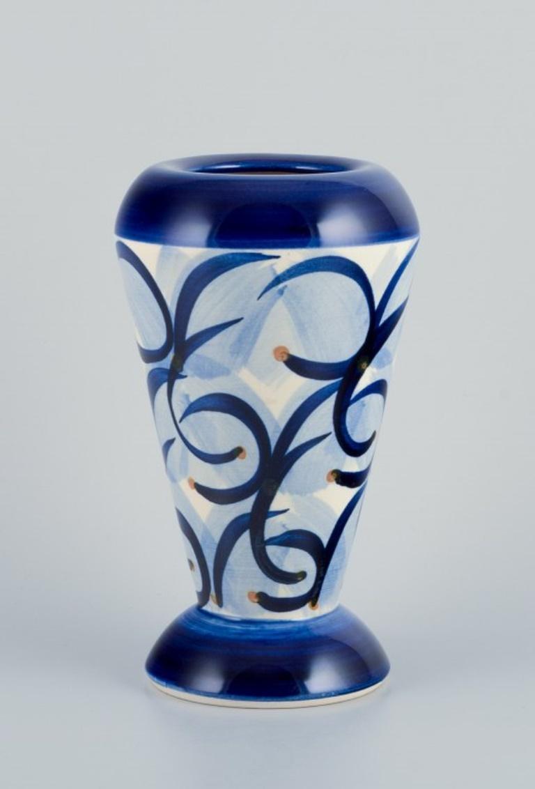 Søholm, Bornholm, Dänemark. 
Vase aus Keramik. Abstraktes Design. Glasur in blauen Farbtönen.
Mitte des 20. Jahrhunderts.
Perfekter Zustand.
Markiert.
Abmessungen: H 22,5 cm x T 13,0 cm.