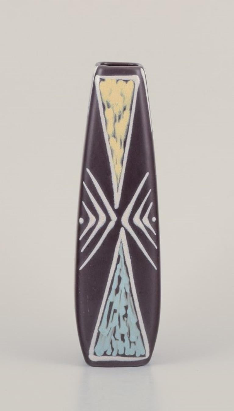 Søholm, Bornholm.
Deux vases en céramique.
Design/One.
Années 1960/70.
Fait à la main.
Signé.
Parfait état.
Le plus grand : hauteur 21,0 cm. x largeur 5,5 cm.