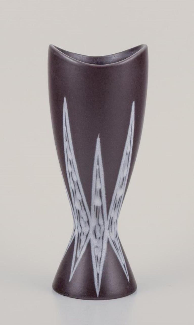 Vernissé Søholm, Bornholm. Deux vases en céramique Design moderniste des années 1960/70 en vente