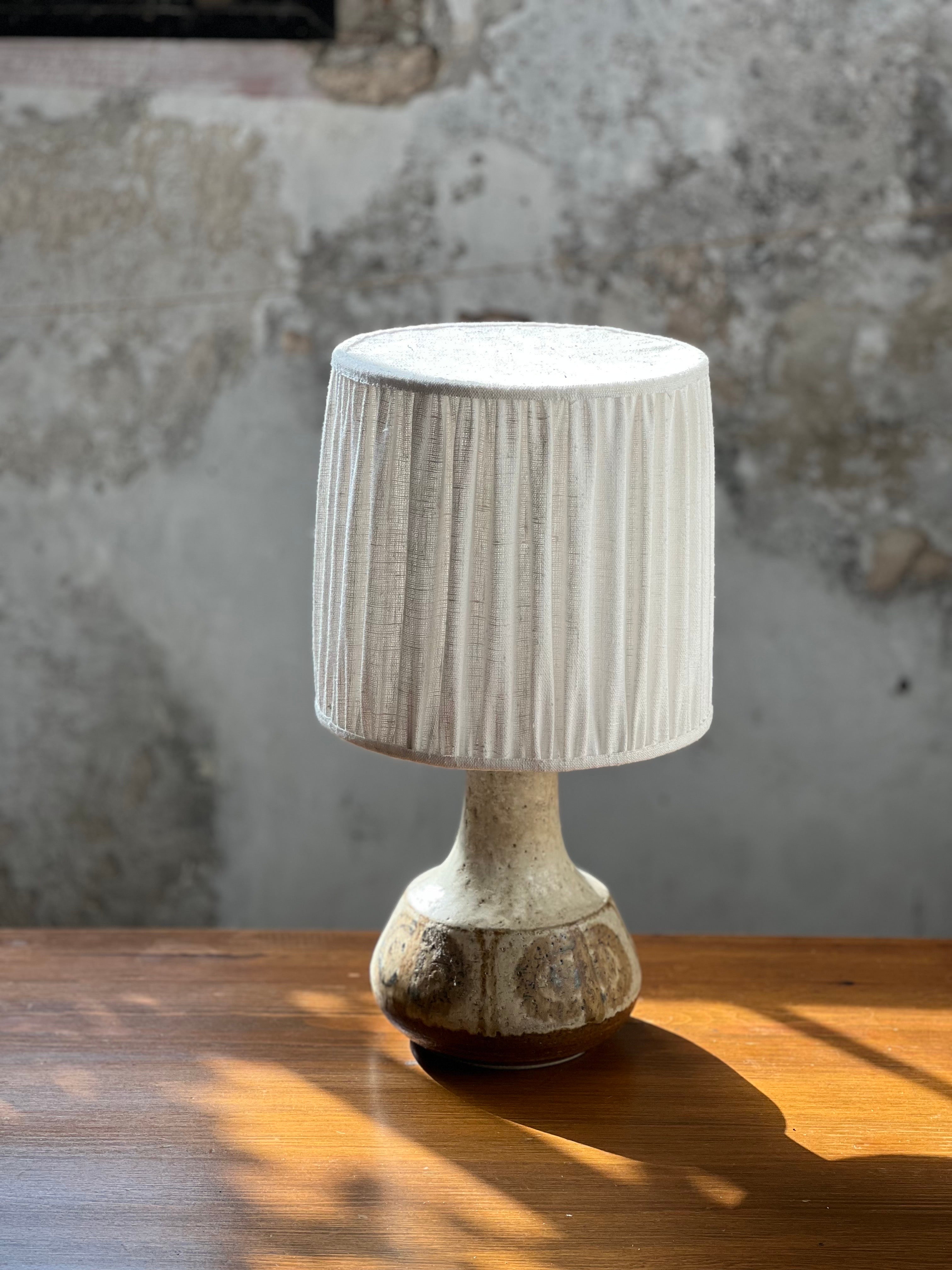 Scandinavo moderno Lampade in ceramica Søholm H42 cm,  prodotto in Danimarca negli anni '60 nuovo paralume fatto a mano in vendita