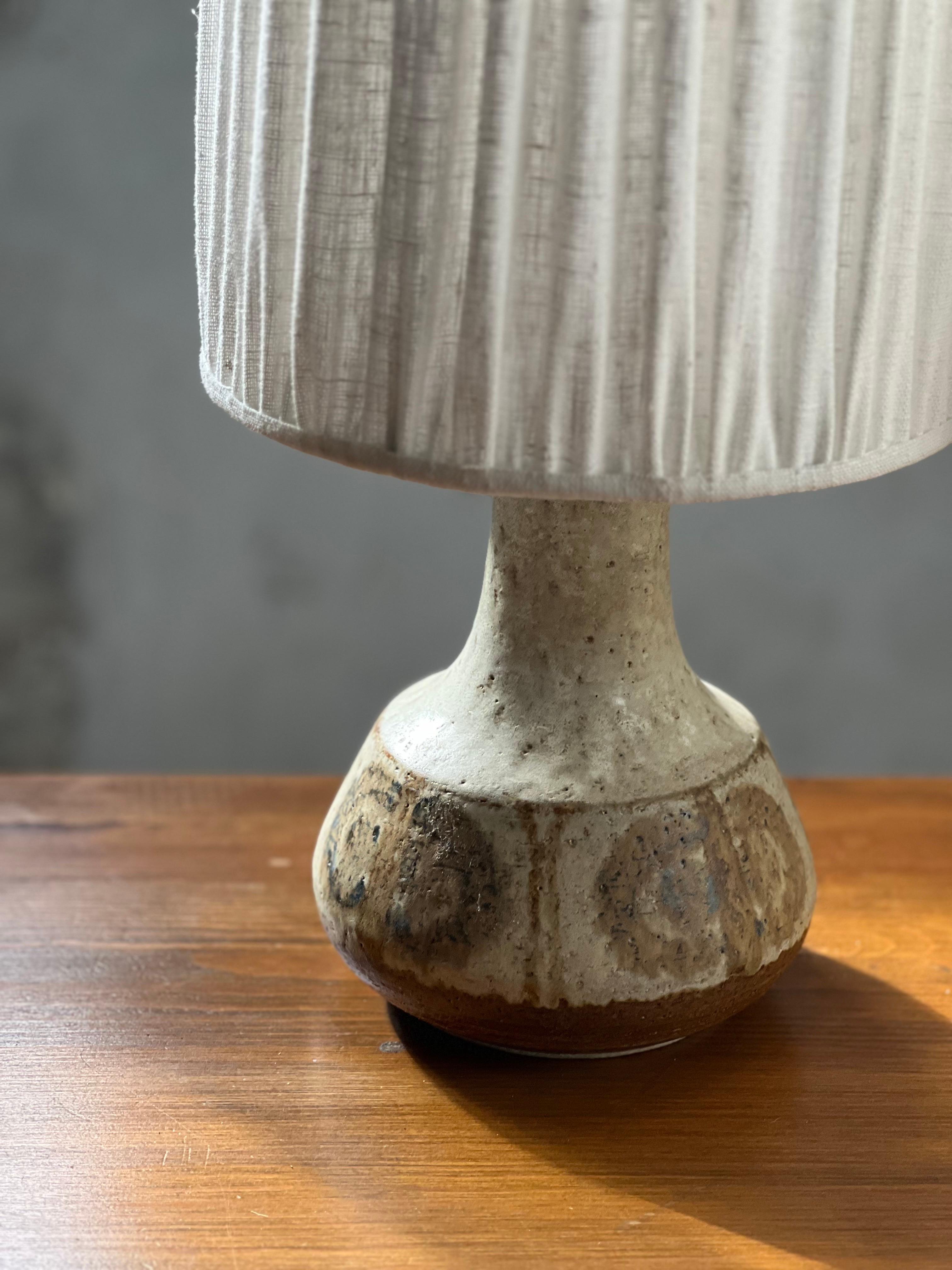 Metà XX secolo Lampade in ceramica Søholm H42 cm,  prodotto in Danimarca negli anni '60 nuovo paralume fatto a mano in vendita