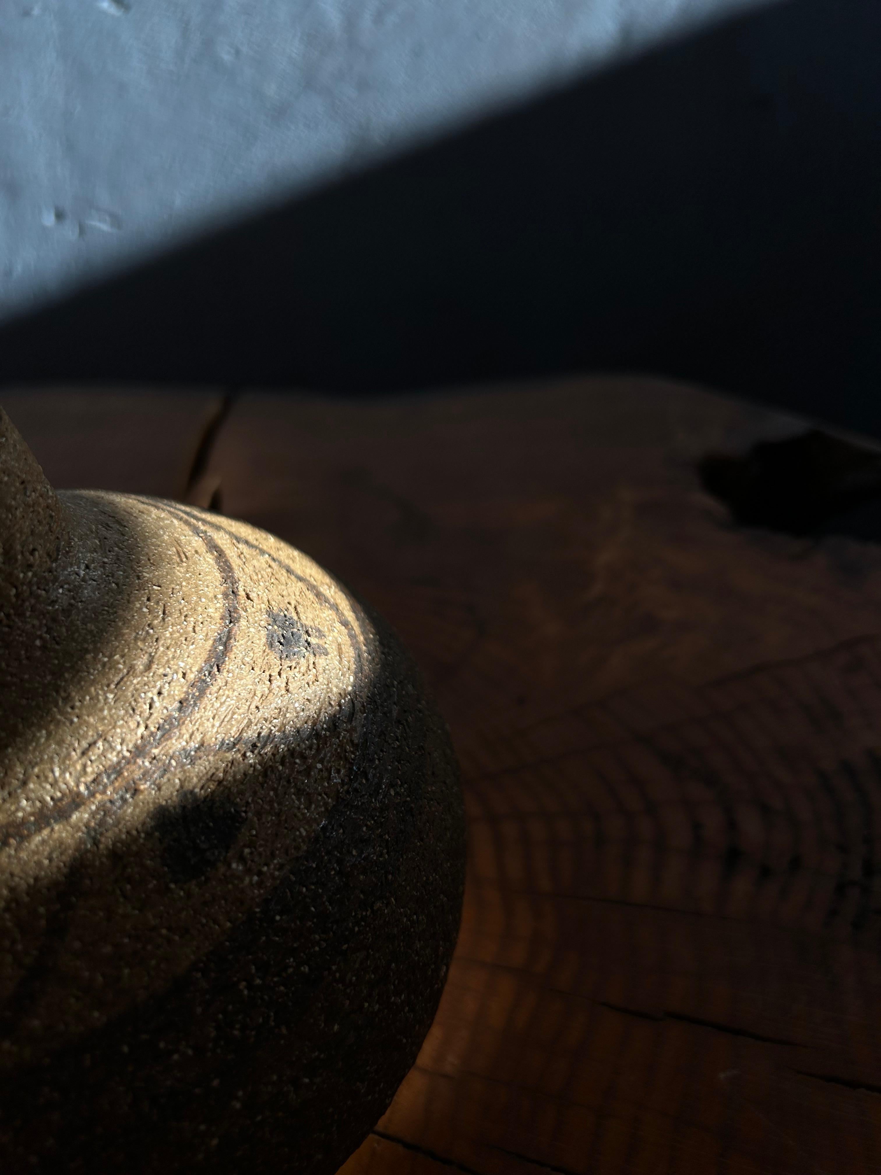 Dekorative Søholm-Tischlampe, hergestellt auf der kleinen dänischen Insel Bornholm, die zwischen Dänemark und Schweden liegt.
Die Lampe ist teilweise glasiert und andere Teile der Lampe sind unglasiert, die ein großes Detail, um die Lampe mit dem