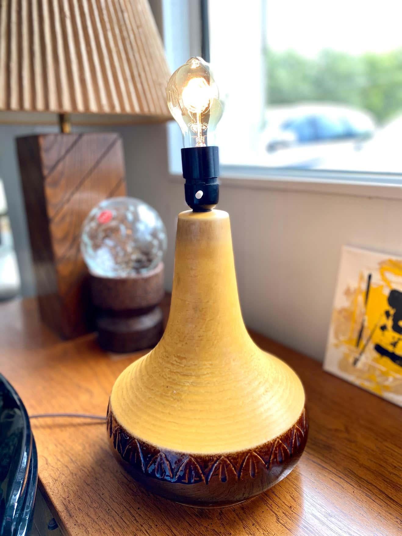 Schöne, handgefertigte Søholm Tischlampe aus Keramik in leuchtendem Gelb mit einem braun glasierten Sockel. Die Bandbreite der von Soholm im 20. Jahrhundert hergestellten Töpferwaren war immens. Sie war eine der größten und am längsten überlebenden