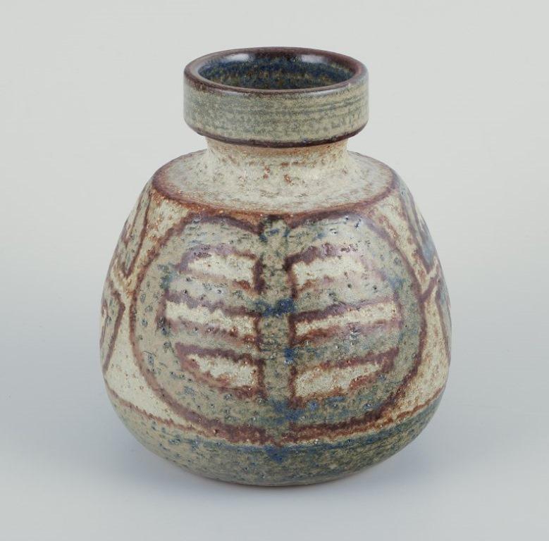 Noomi Backhausen e Poul Brandborg per Søholm Keramik, Bornholm.
Una coppia di vasi in gres.
Motivi geometrici dipinti a mano. 
Anni '60/'70.
Contrassegnato.
Condizioni perfette.
Il più grande: Altezza 14,5 cm. x diametro 13,0 cm. 
