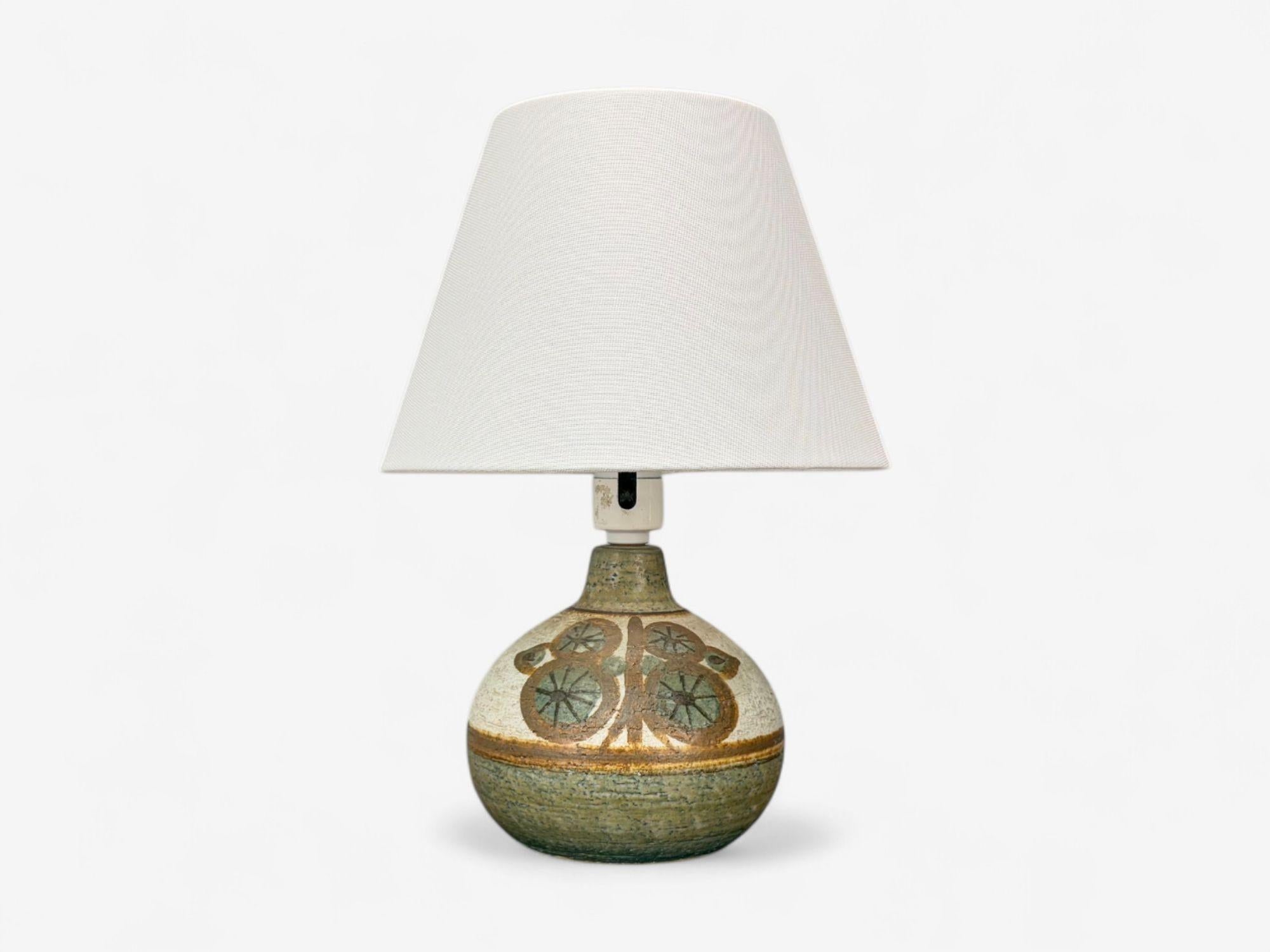 Søholm Keramik, modernité danoise du milieu du siècle, grès beige, lampe de table, Danemark, années 1960

Lampe de table moderne organique en grès beige et vert produite par Søholm Keramik au Danemark vers les années 1960. Signé au verso.

Grès