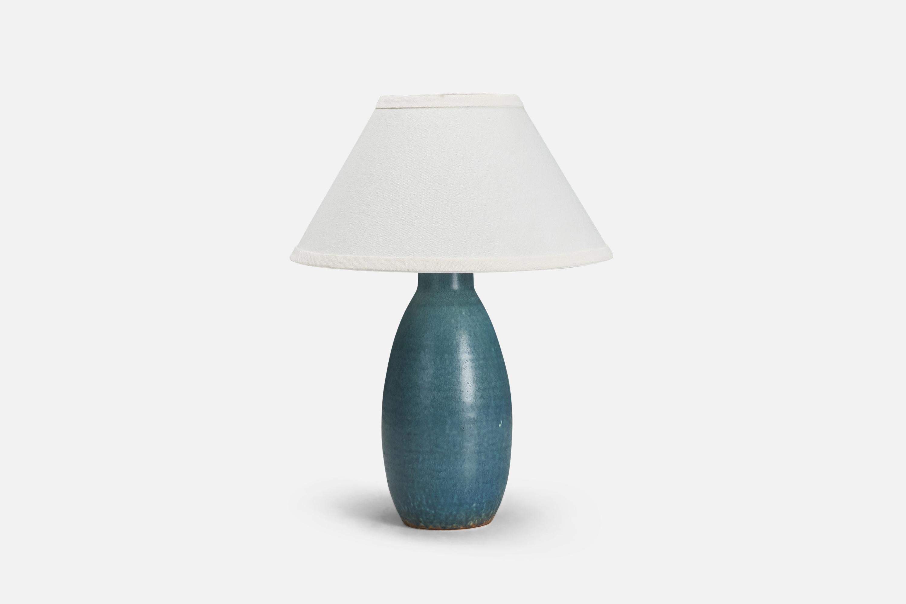 Lampe de table produite par Søholm Keramik, situé sur l'île de Bornholm au Danemark. En glaçure bleue très artistique. 

L'abat-jour est joint à titre de référence et n'est pas inclus dans l'achat. Mesuré sans abat-jour.

Parmi les autres