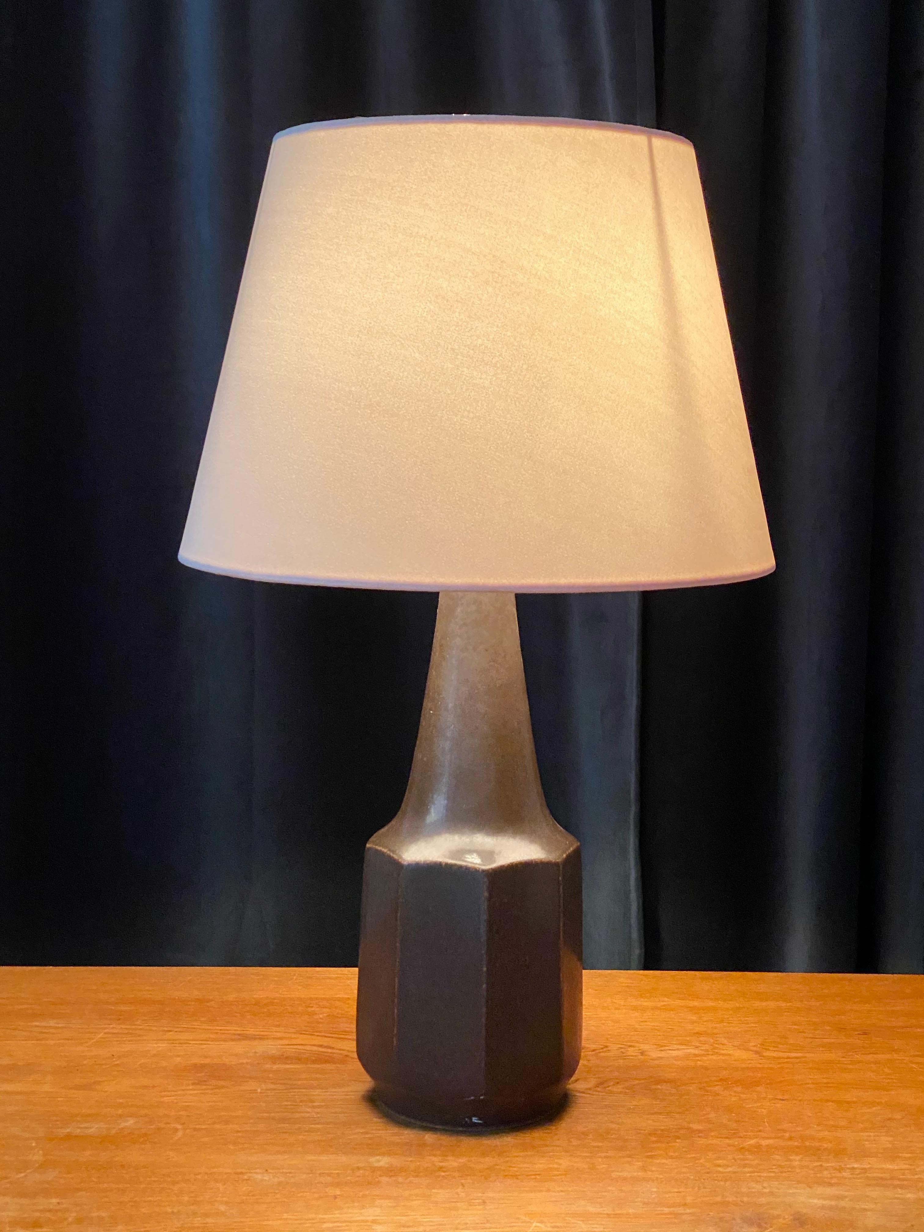 A table lamp produced by Søholm Keramik, located on the island of Bornholm in Denmark. In dark grey / brown glaze. 

Lampshade is attached for reference and are not included in the purchase. Measured without lampshade.

Other ceramicists of the