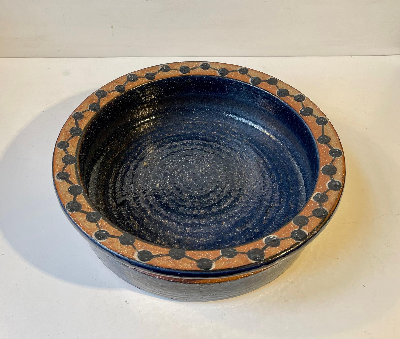 Large stoneware bowl. Decorated with blue glaze and stylized molecules around its perimeter. Made by Søholm in Denmark during the 1970s. Design number: 372144 - handmade. Measurements: D: 30, H: 8.5 cm.